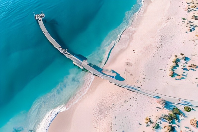 沉浸在朱裡恩灣的海岸魅力中,那裡沙灘與印度洋的無垠廣闊相遇 沉浸在朱裡恩灣的海岸魅力中,那裡沙灘與印度洋的無垠廣闊相遇