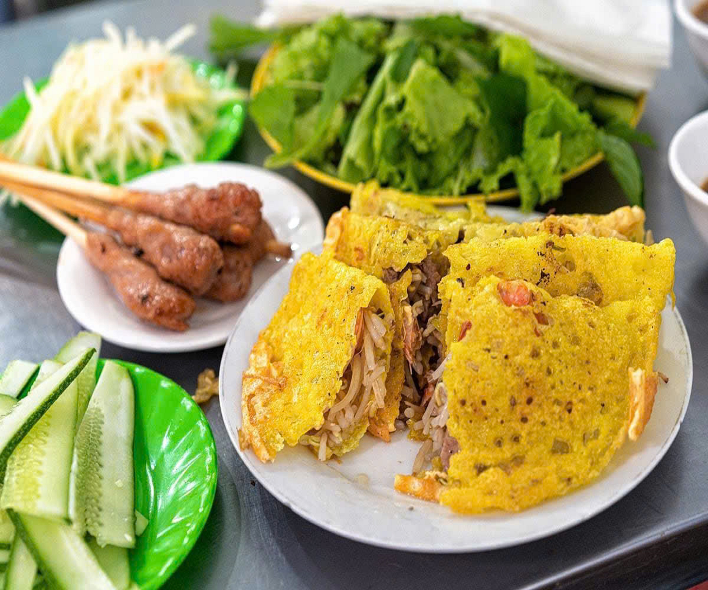 品嚐越南最美味的酥脆煎餅、香茅烤肉（用綠葉蔬菜包裹的牛排）以及配花生醬的米紙餃子，這些都被認為是越南最棒的菜餚。
各種香草，如薄荷、芥末