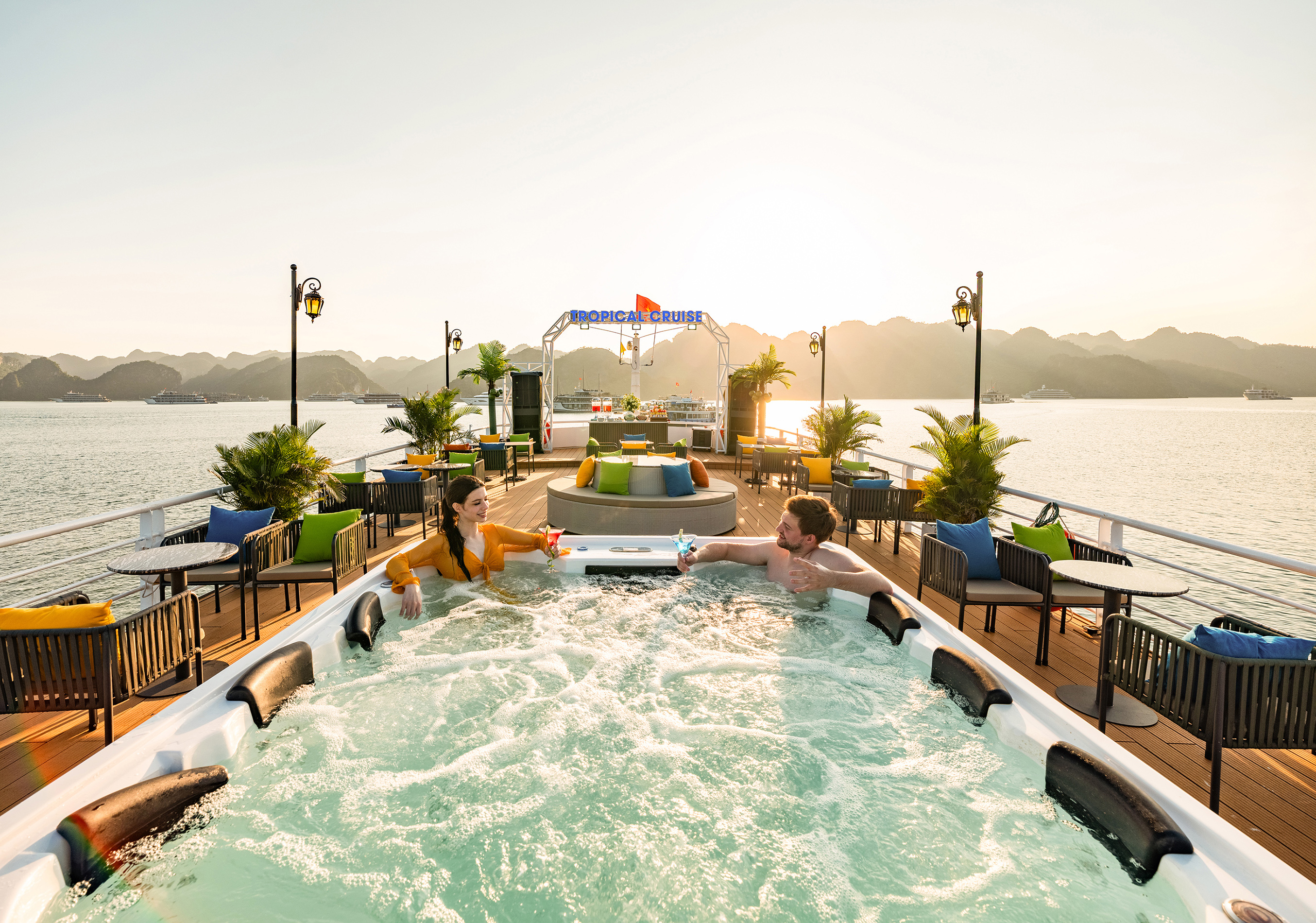 在頂層甲板的按摩浴缸中徹底放鬆身心,以最完美的方式飽覽海灣的寧靜之美。 在頂層甲板的按摩浴缸中徹底放鬆身心,以最完美的方式飽覽海灣的寧靜之美。