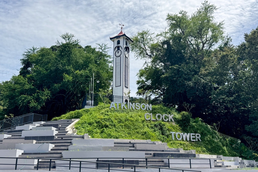 亞庇艾京生鐘樓是當地最古老的建築，建於 1905 年，為紀念法蘭西斯·喬治·艾京生而立。鐘樓坐落於小山丘上，讓您一窺沙巴的殖民歷史，更是亞庇最具代表性的地標之一。