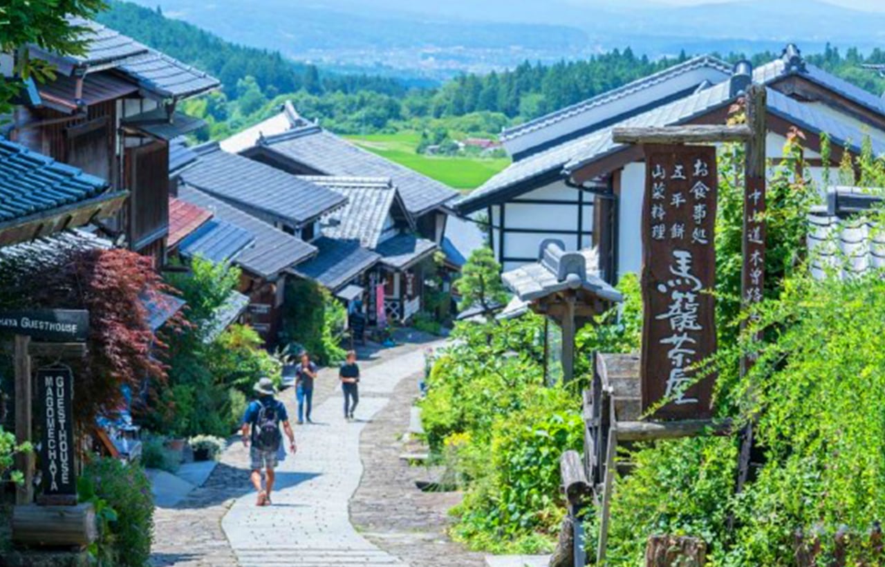 兩旁林立著有格子窗的民房、資料館、茶屋、土產店等,保留著江戶時代的風貌 兩旁林立著有格子窗的民房、資料館、茶屋、土產店等,保留著江戶時代的風貌