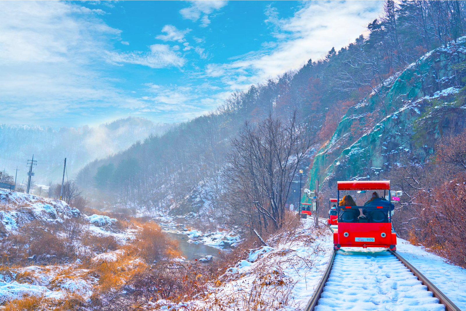 韓國江村鐵道自行車——旅客踩踏鐵軌自行車，途經隧道、翠綠森林，以及迷人的橋樑，盡情欣賞周圍的秀麗風光。