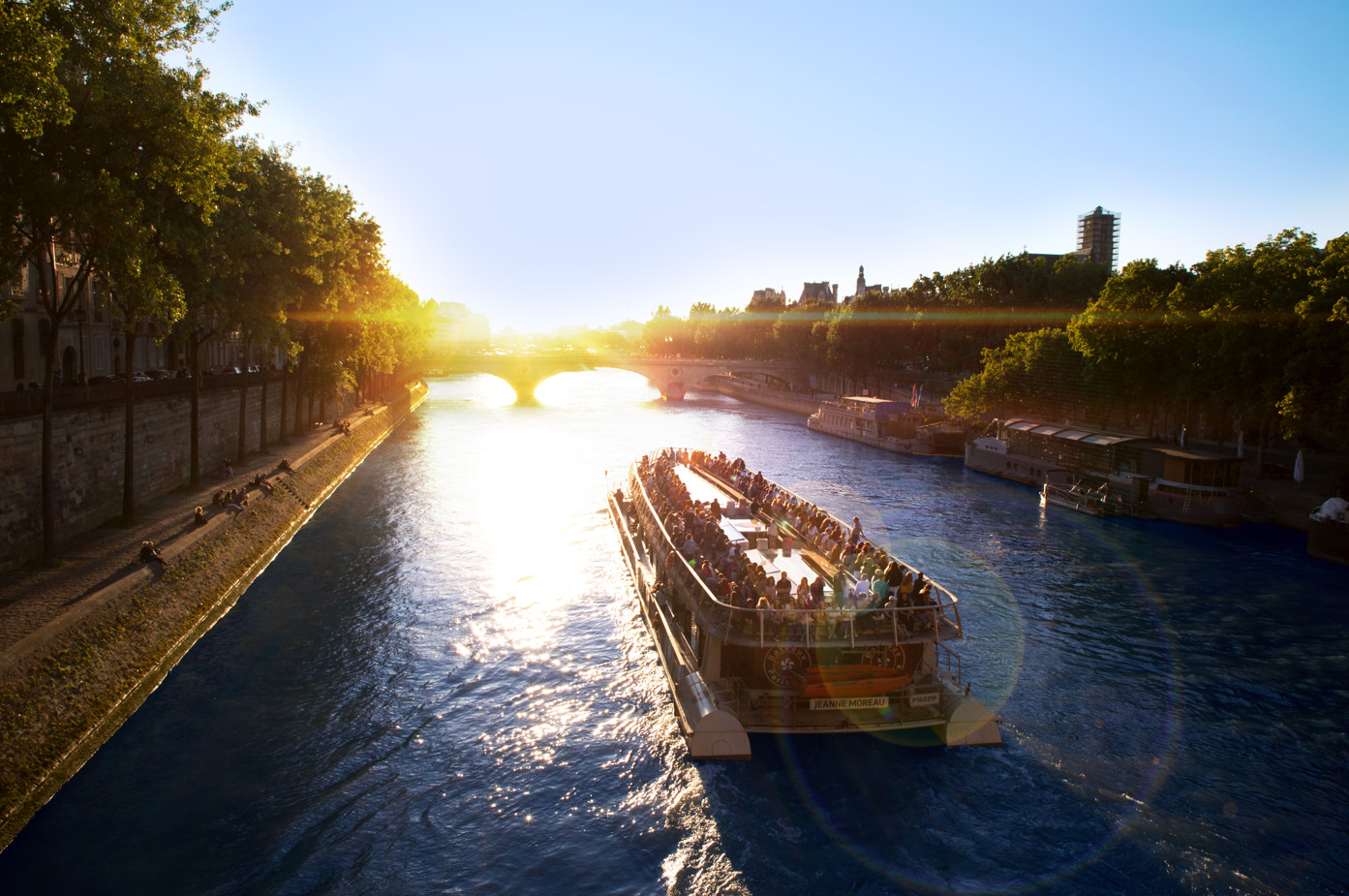 夕陽在塞納河上灑下金色餘暉，映照出巴黎永恆的魅力與優雅。