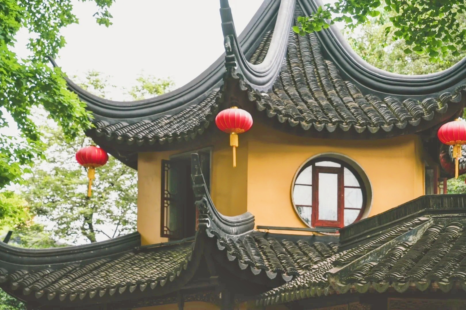 寒山寺是佛教文化的重要傳承地,寺內供奉眾多佛像,珍藏清版藏經“龍藏”等大量經籍,每年舉行各種佛教法事活動,是信徒朝拜和修行的重要場所 寒山寺是佛教文化的重要傳承地,寺內供奉眾多佛像,珍藏清版藏經“龍藏”等大量經籍,每年舉行各種佛教法事活動,是信徒朝拜和修行的重要場所