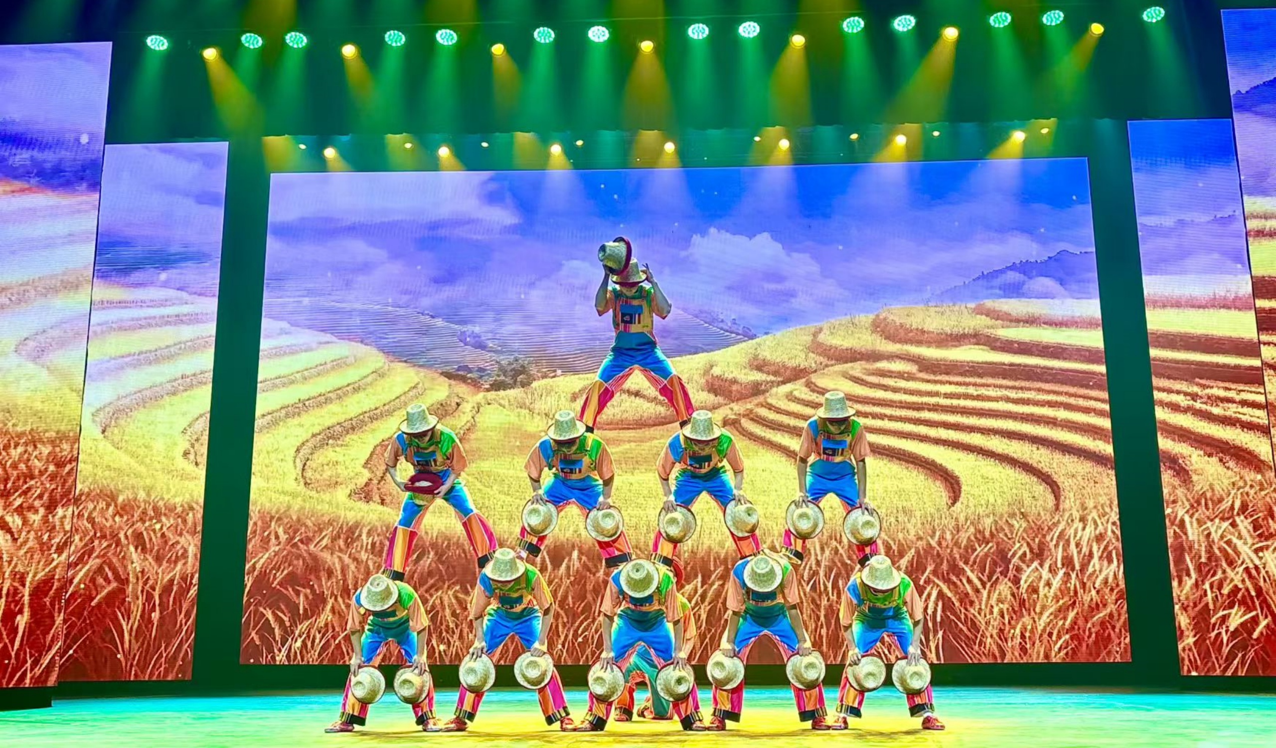 傳統技藝融合京劇、民樂、現代舞美,讓千年雜技**破圈新生** 傳統技藝融合京劇、民樂、現代舞美,讓千年雜技**破圈新生**