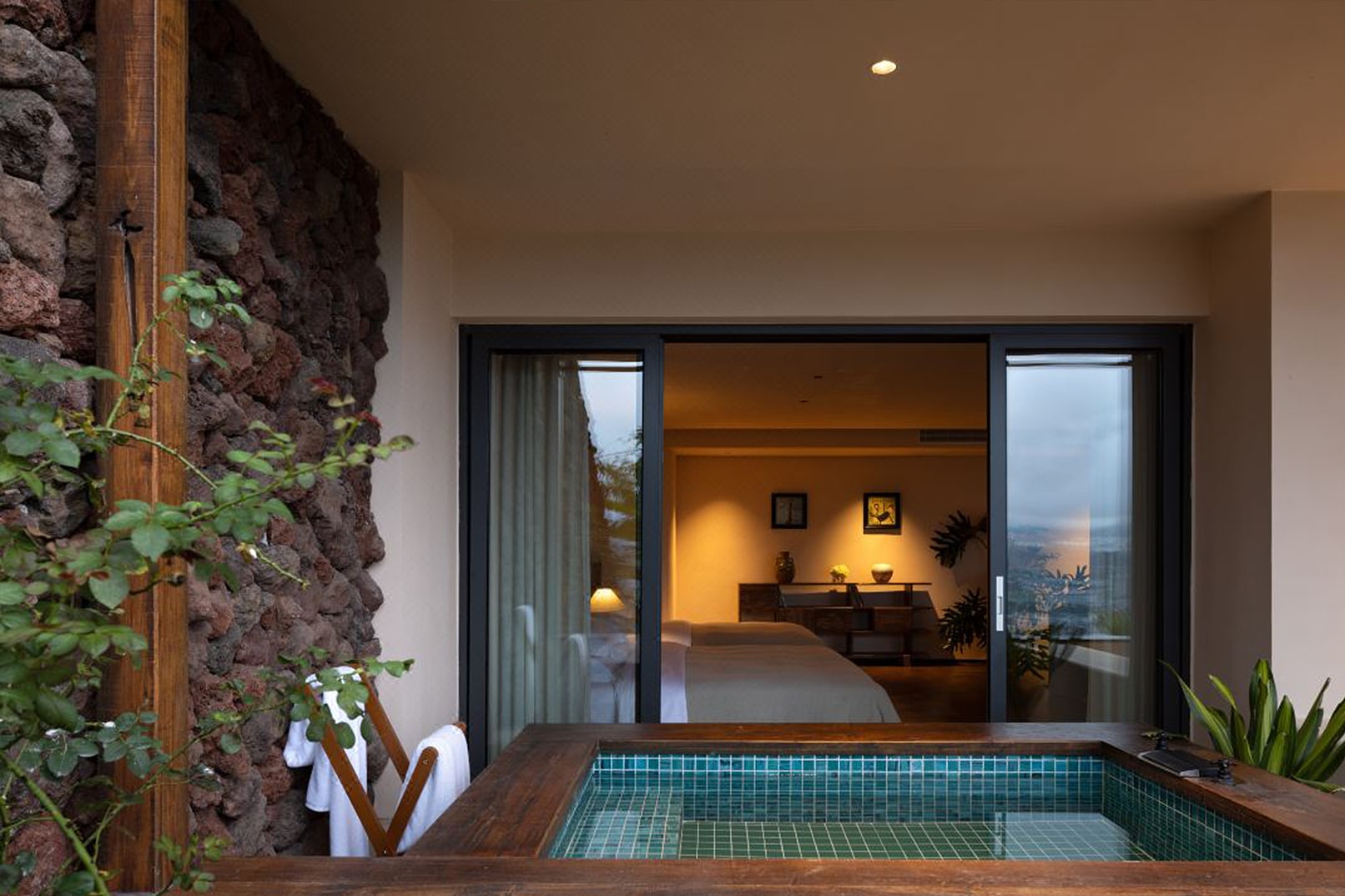 6-Day Yunnan Xishuangbanna + Pu'er Family Tour (Red Panda Manor + Elephant Valley Rain Forest Elephant Herding + Jungle Ziplining + Private Guide Rainforest Hike + Night Tour of the Chinese Academy of Sciences Botanical Garden with 1-on-1 Explanation + Ma