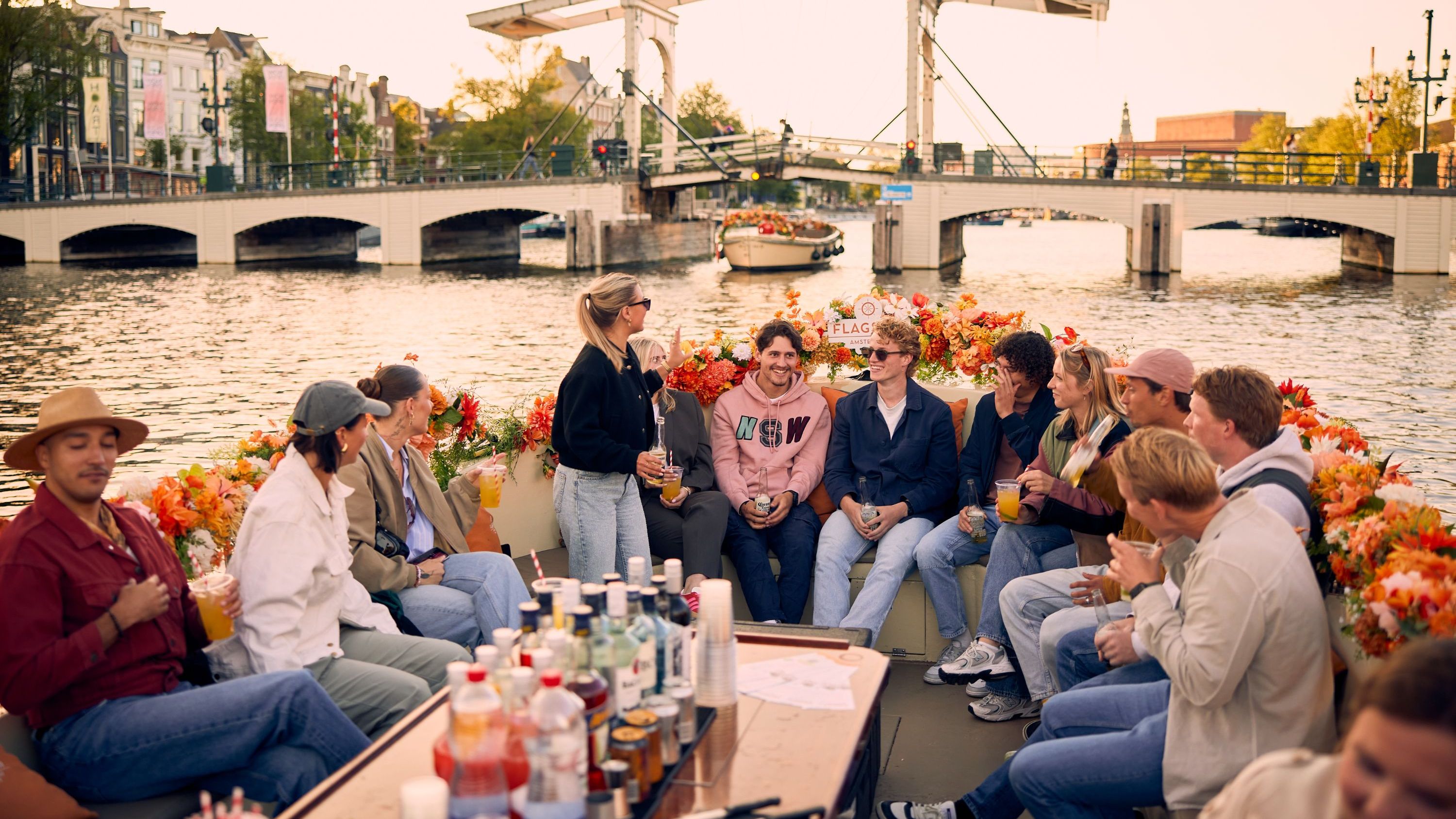 阿姆斯特丹 (Amsterdam) 運河豪華遊船賞花之旅（船上酒吧）