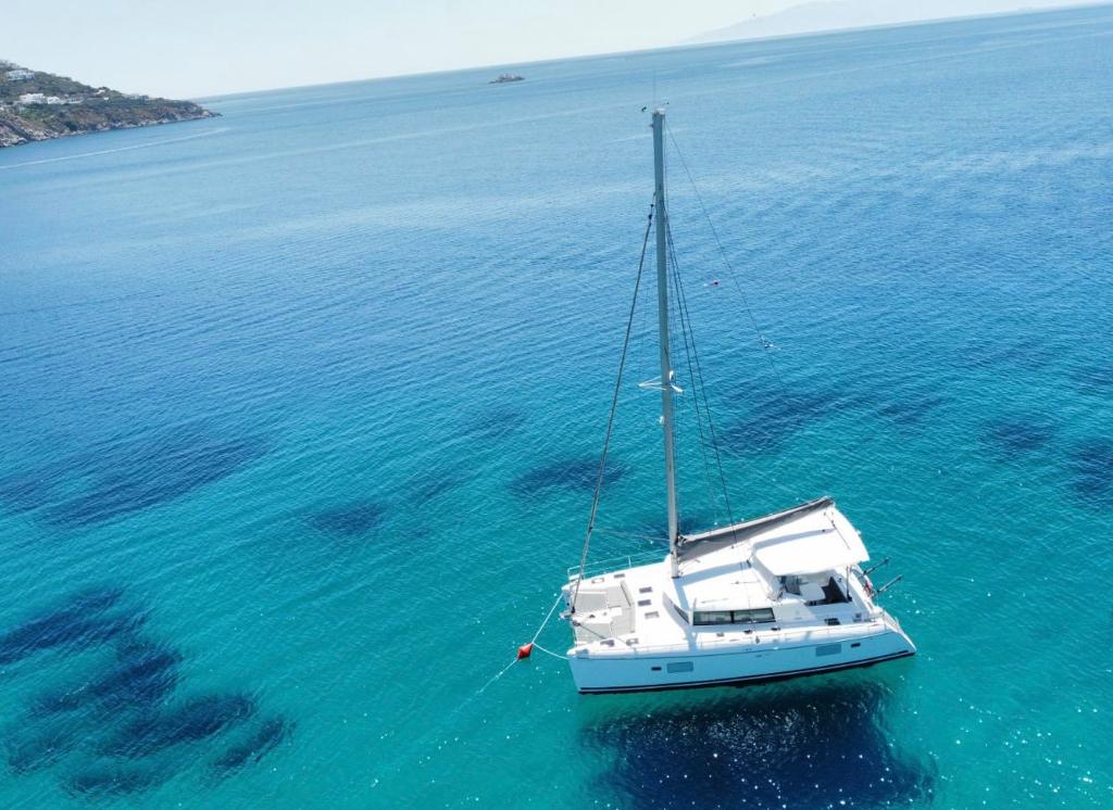 Athens Riviera Catamaran Tour with Fresh Meal and Drinks