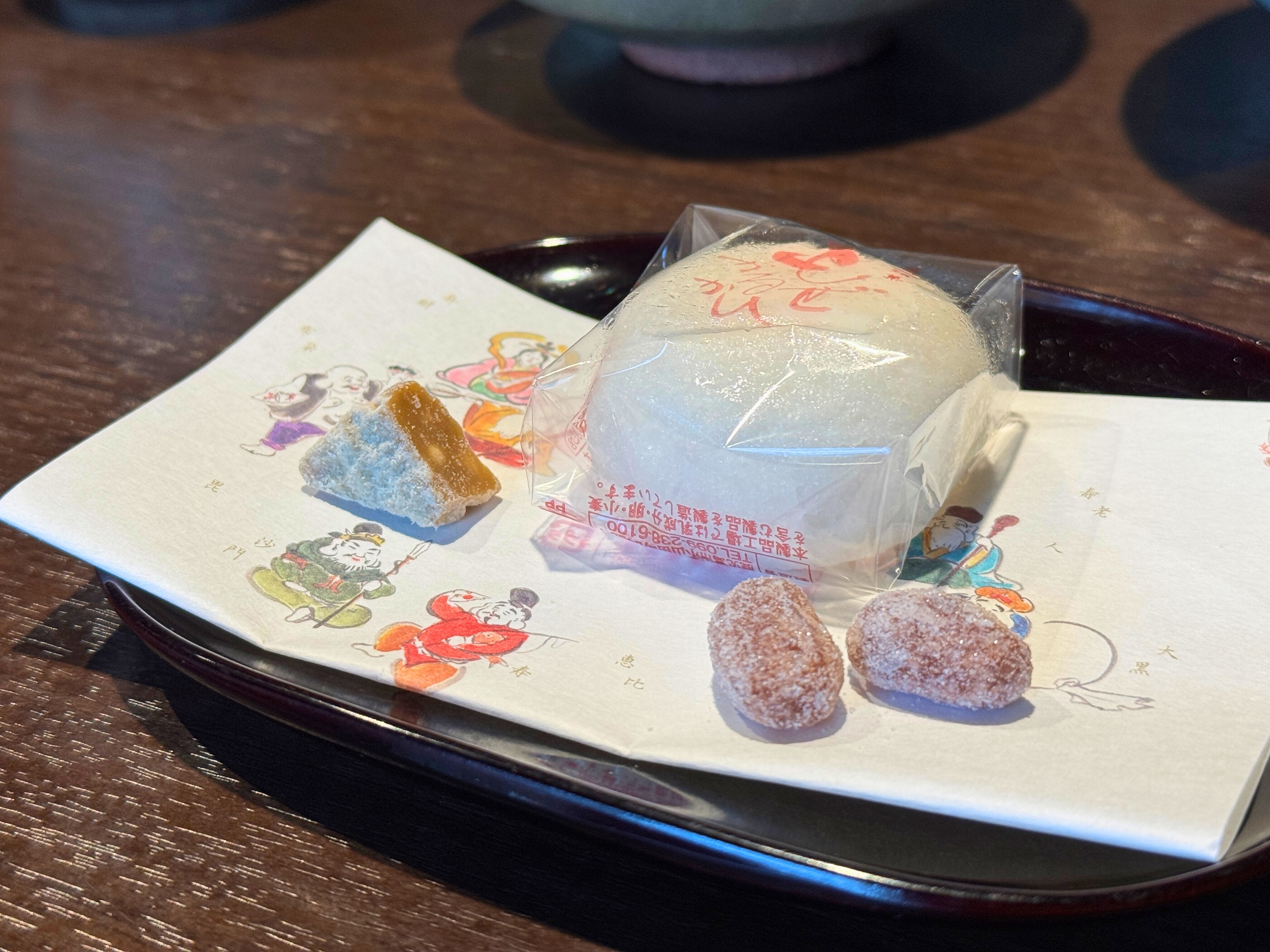 鹿兒島當地的糖果搭配一碗抹茶。