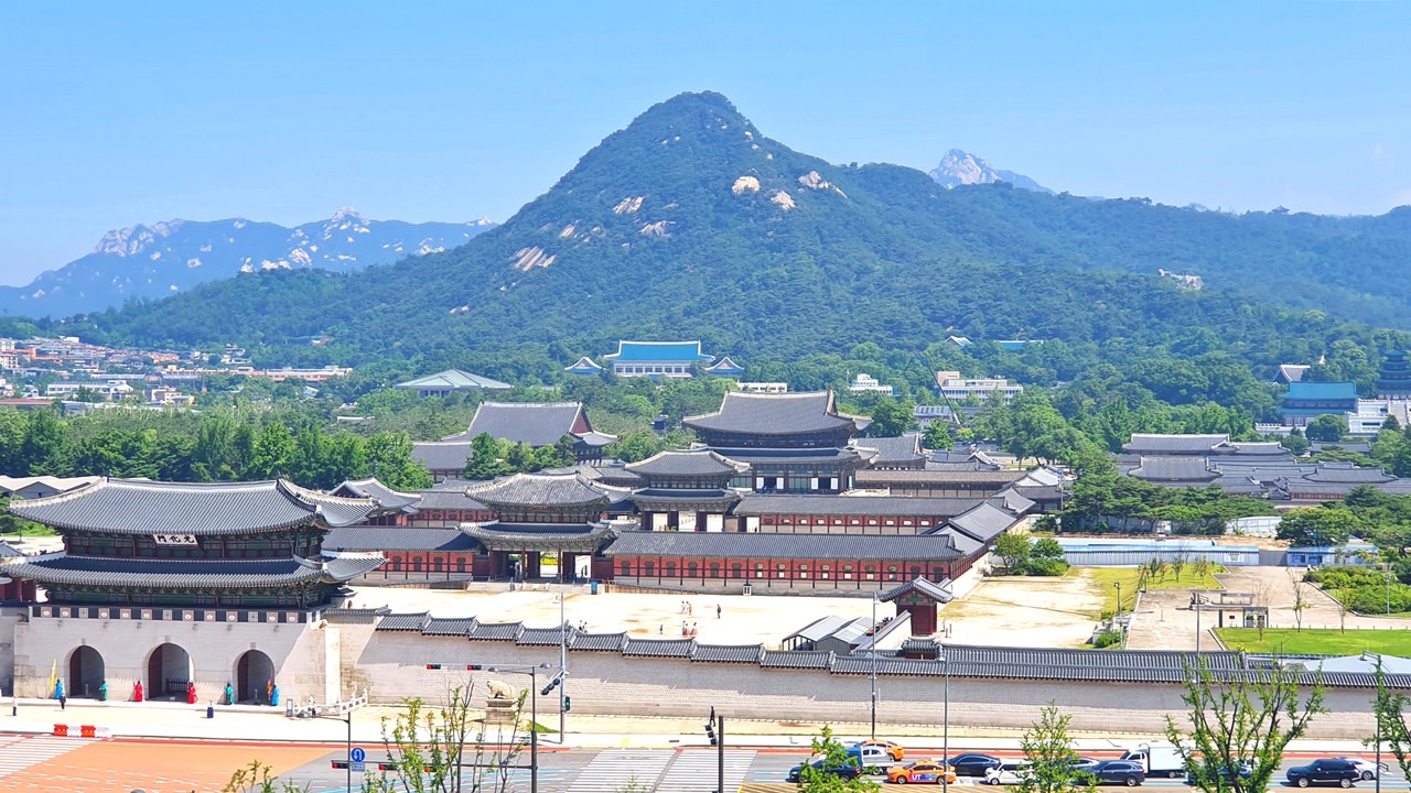 景福宮
景福宮是首爾五大皇宮之一，在朝鮮王朝（1392–1910）時期，曾作為主要的法宮長達600年。

這座宮殿建於1395年，當時朝鮮王朝的創始者太祖李成桂（1392–1398年在位）將首都從高麗時代遷至此地，作為新王朝的所在地。由於它位於首爾的北部，因此也被稱為「北闕」。