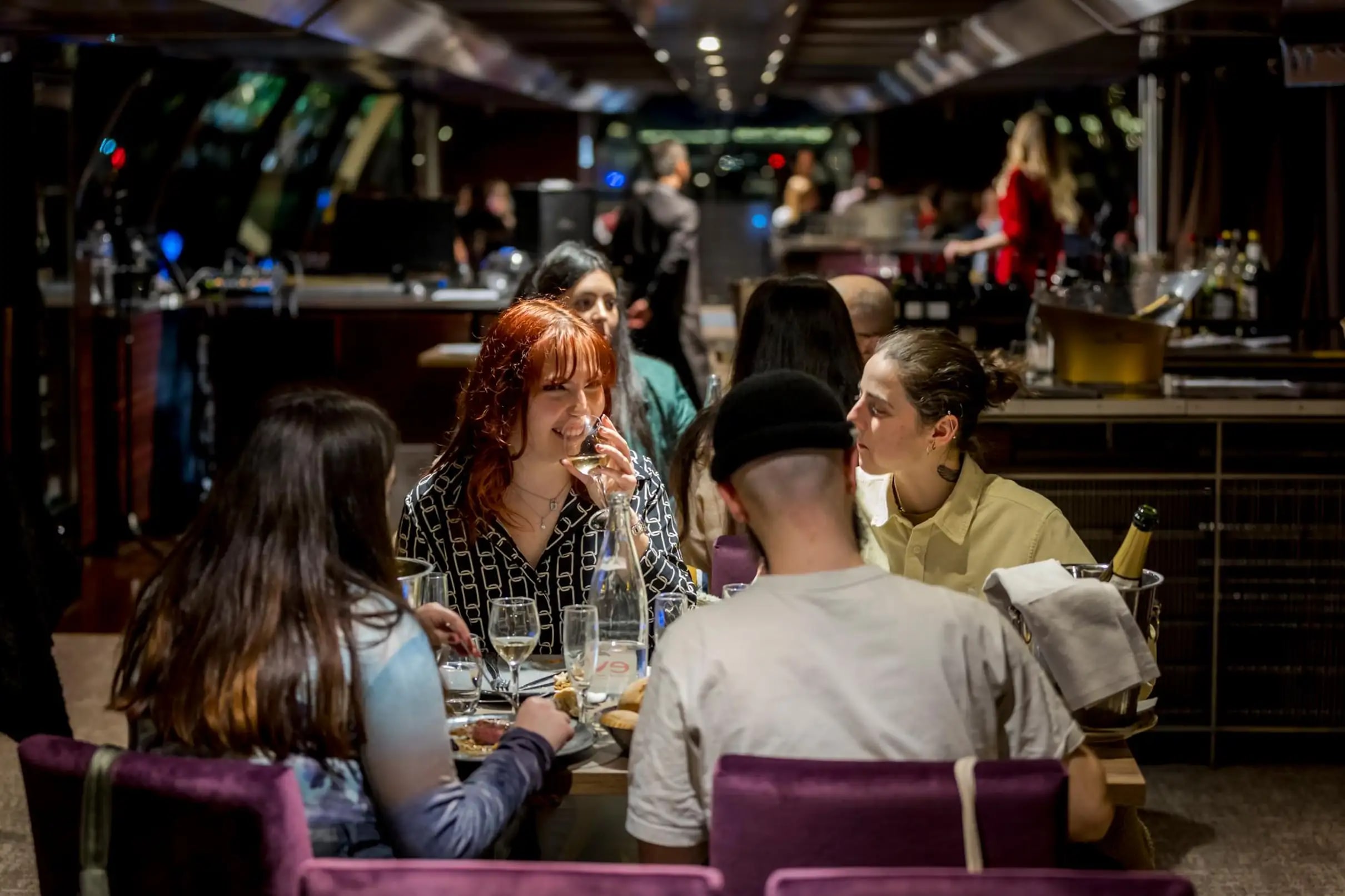 在甲板上享受私密時光,品嚐美味佳餚,並將燈火輝煌的地標美景盡收眼底。 在甲板上享受私密時光,品嚐美味佳餚,並將燈火輝煌的地標美景盡收眼底。