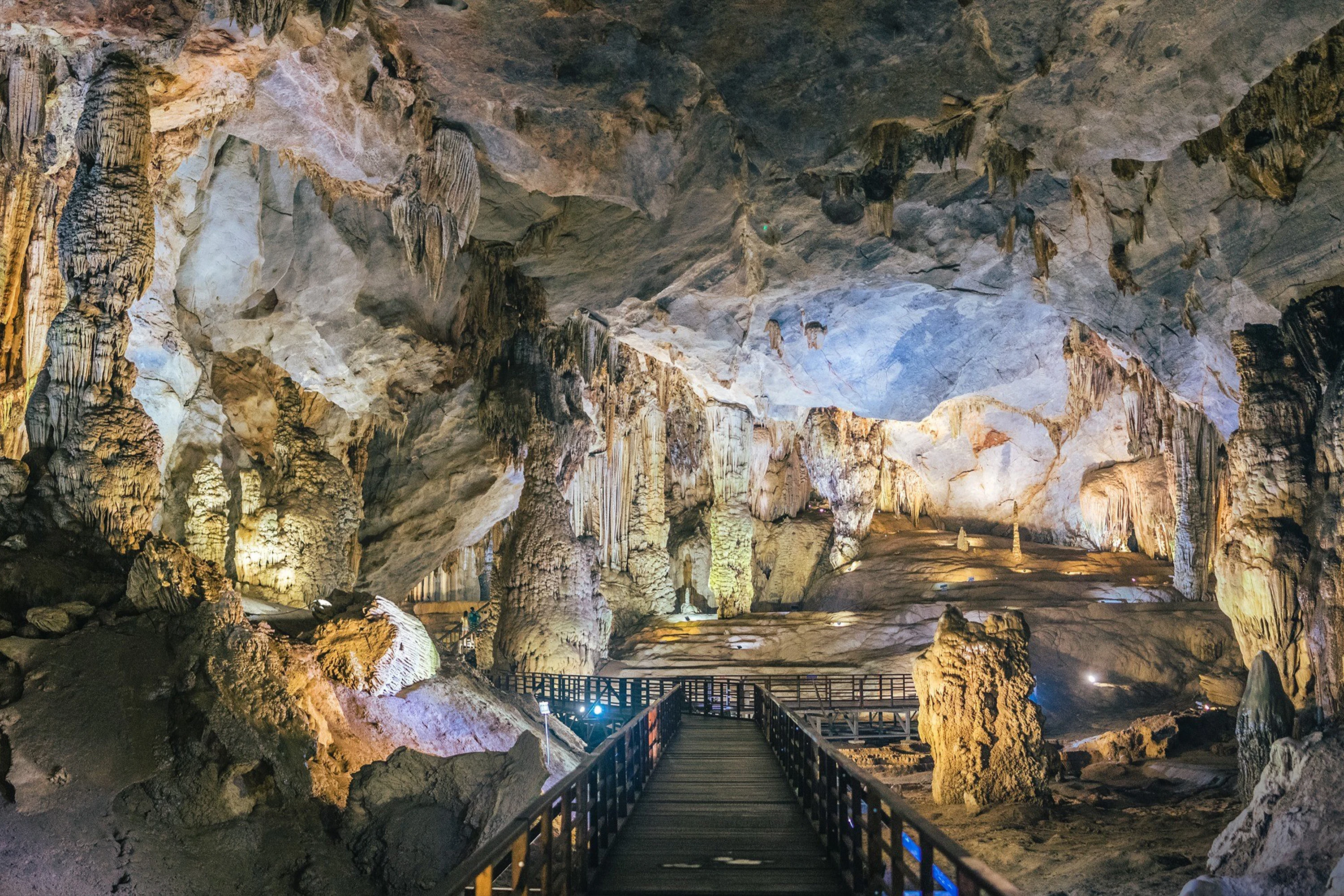 Paradise Cave and Phong Nha Cave Day Tour