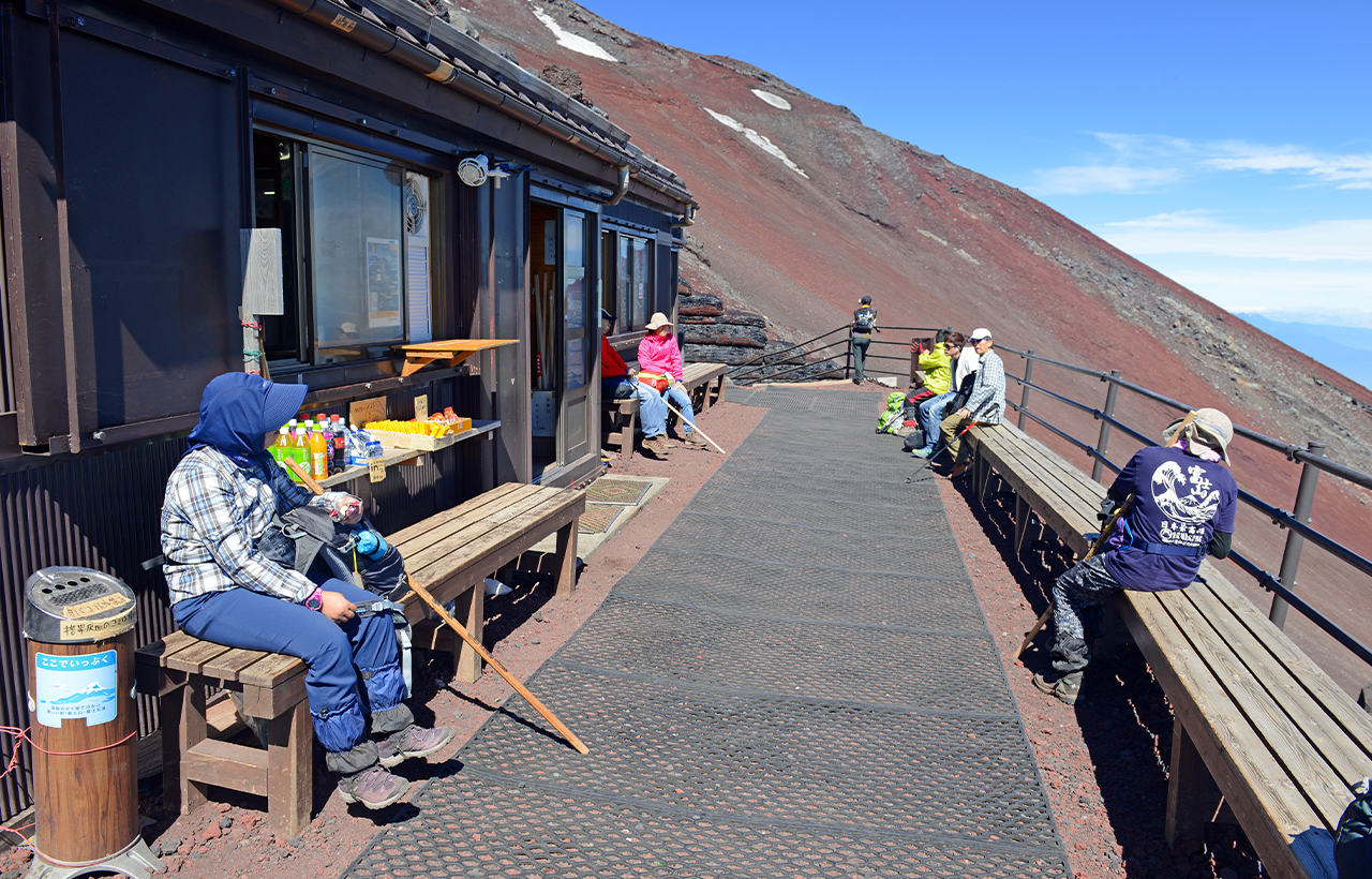 富士山登山二日遊 包含河口湖或山中湖溫泉體驗&山間小屋住宿和晚餐 (中文或英文導遊  東京出發)