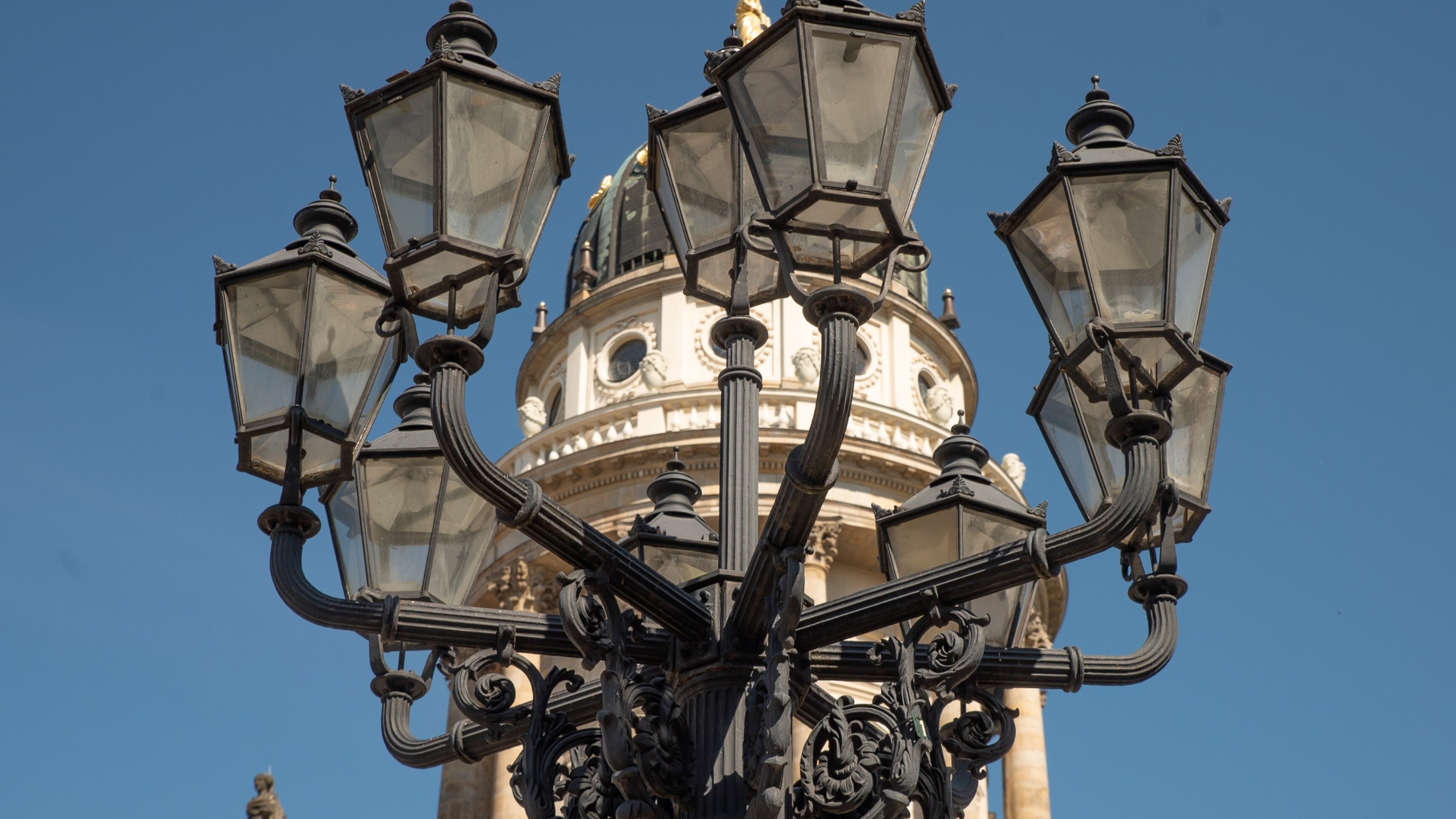 深入了解柏林舊城區中心「法國廣場」——憲兵廣場的故事。