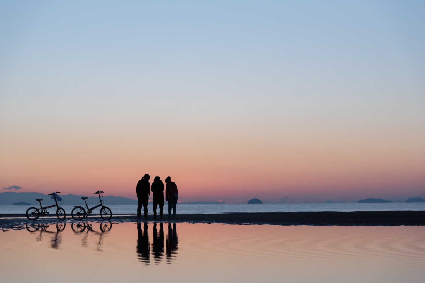 水面之上，倒映著今日的回憶和明日的期許。