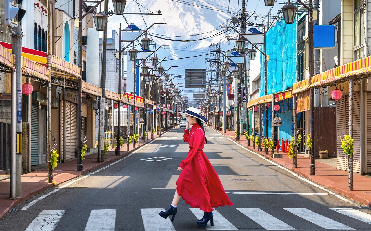 Small group of 9 | Mount Fuji Twin Lakes & Popular Spot Check-in Small Group Day Trip | Lake Kawaguchi & Lake Yamanaka & Ladder Town & Oshino Hakkai & Lawson Convenience Store | Round trip from Tokyo | Hotel pick-up and drop-off can be added