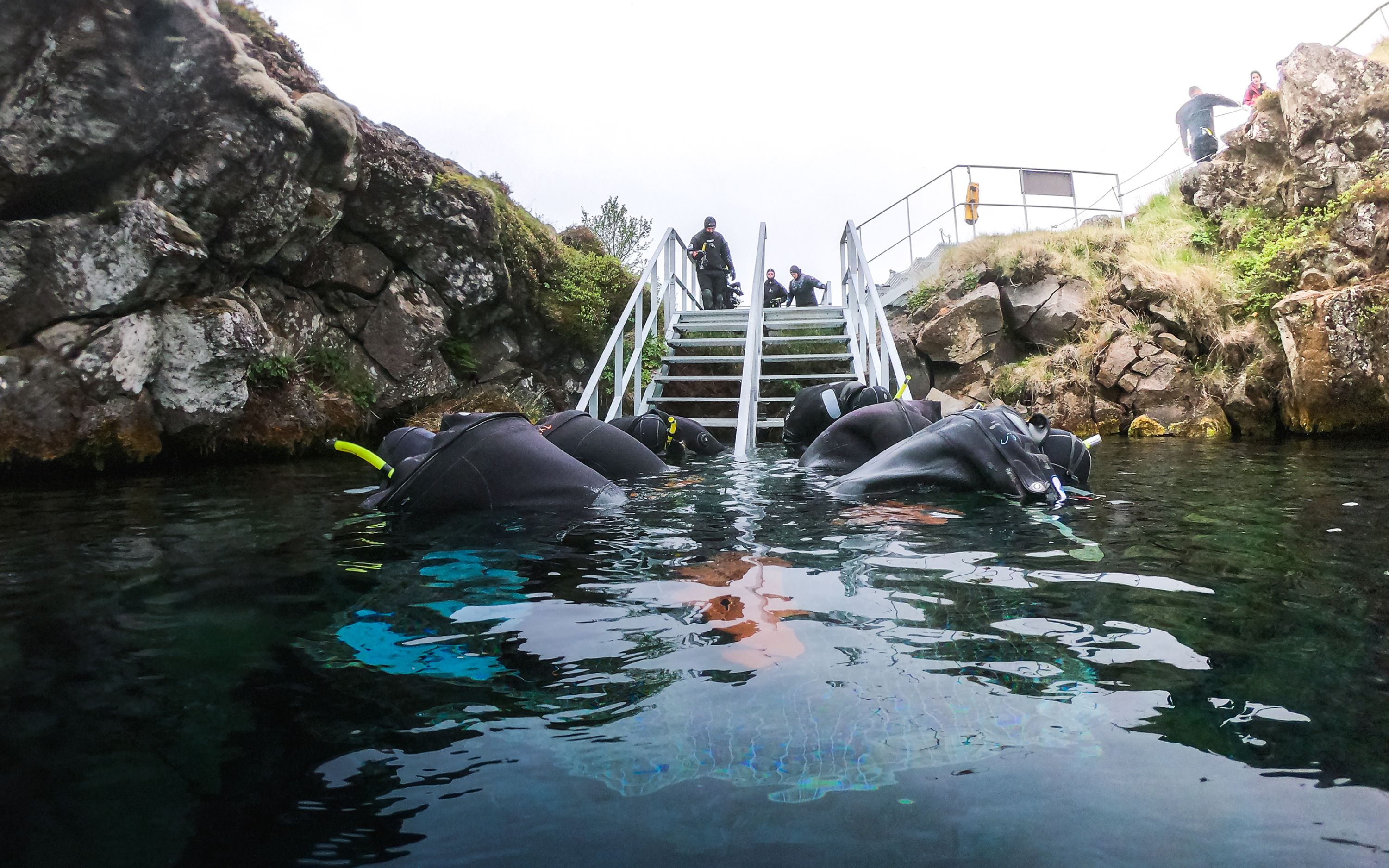 聽完導遊的安全簡報後，沒有什麼比縱身躍入史費拉裂縫更令人興奮的了！