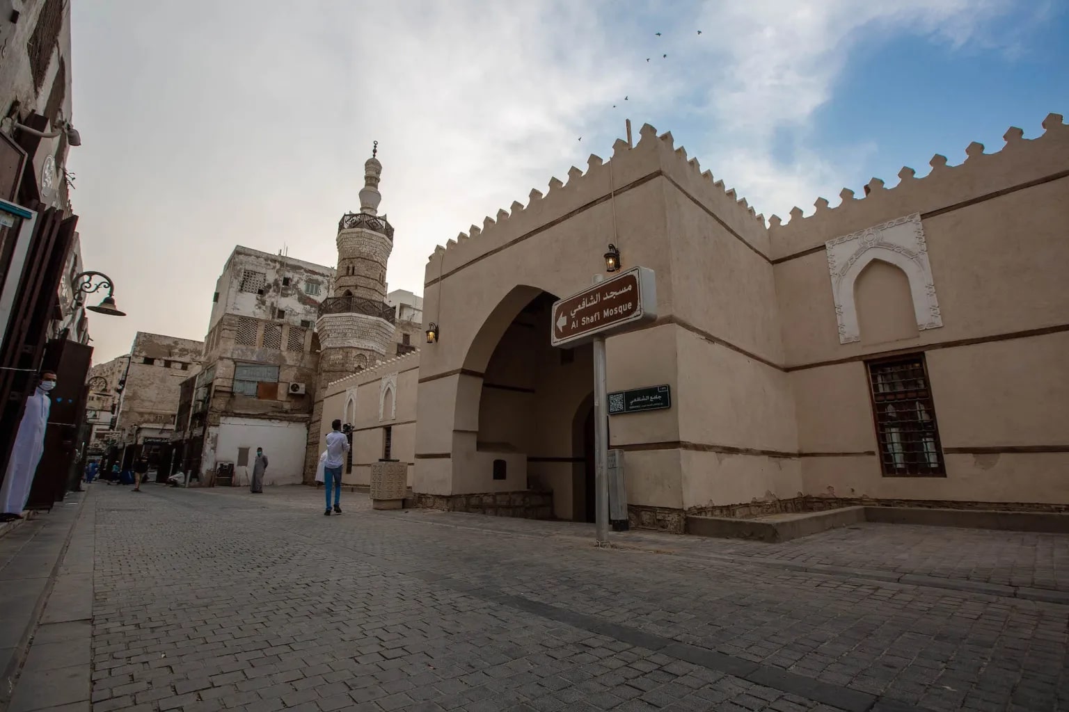 This mosque is situated in the narrow alleys of old Jeddah town off Suq Al Alawi. The mosque looks like a more recent construction but the site has been used as a mosque since c. 1000 AD.