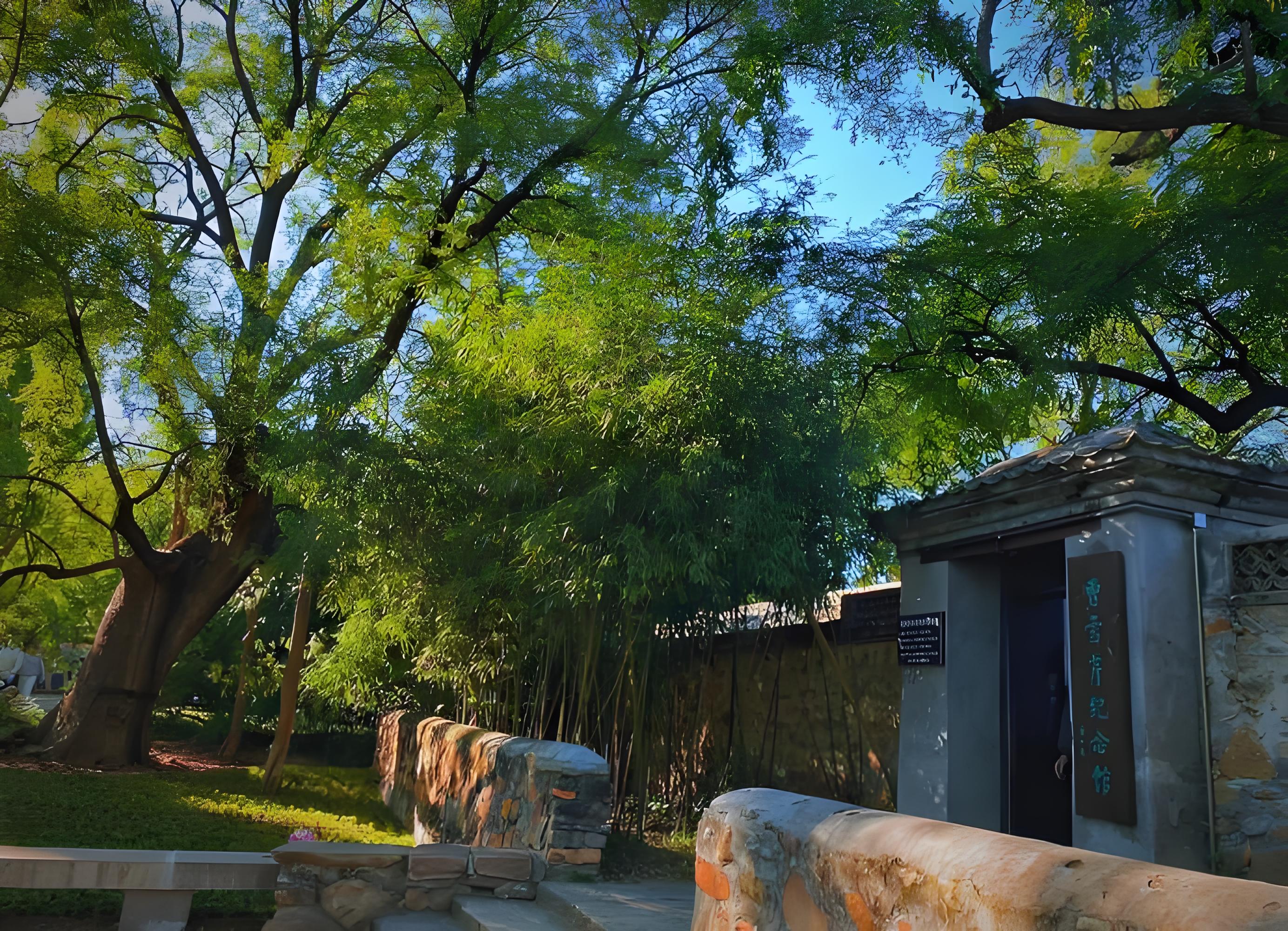 位於北京植物園內的曹雪芹故居，是根據文獻推測復建的清式院落，相傳是《紅樓夢》的創作背景地，吸引無數紅學愛好者前來尋訪。