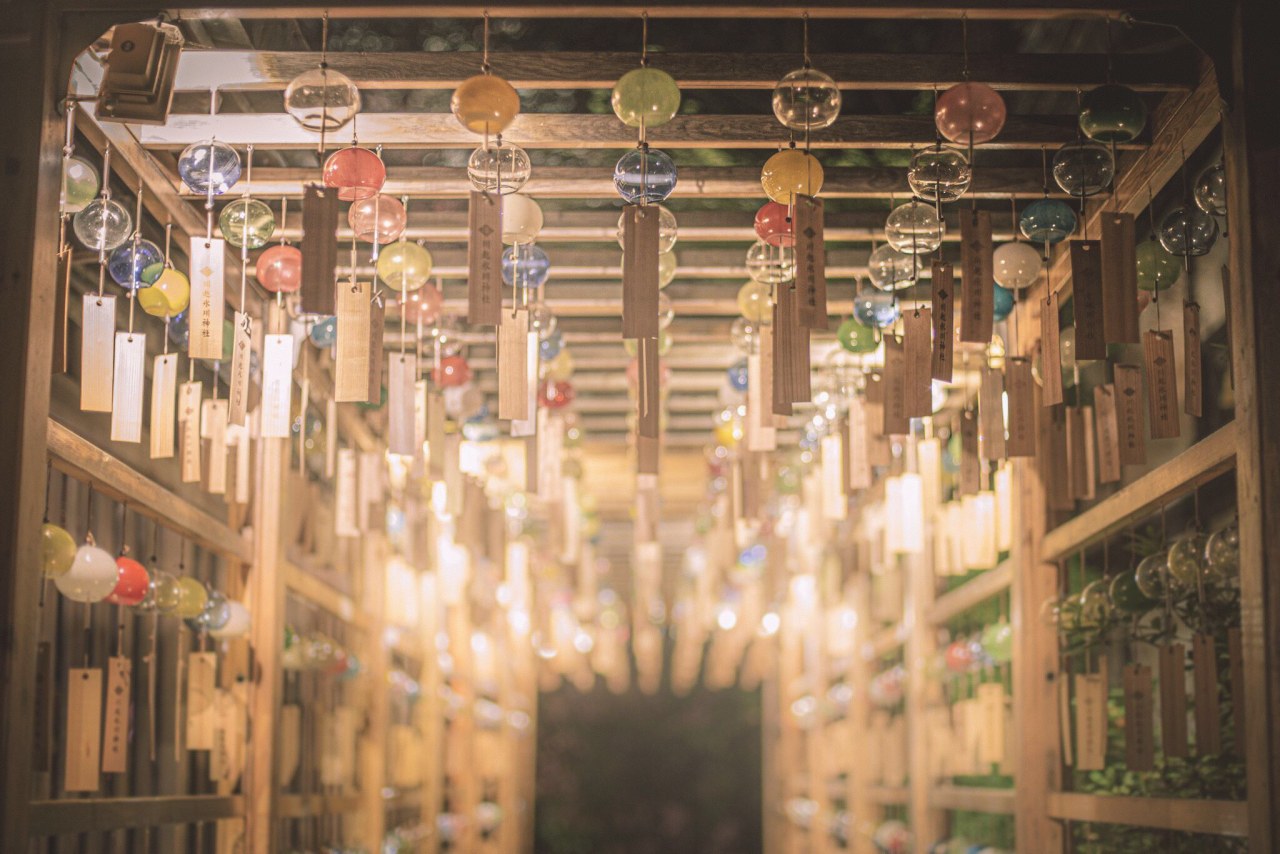 The shrine sparkles in the sun during the day and becomes a dreamy sight under the lights at night! Wear a yukata and stroll through the shrine, and you'll feel like you're walking into a Japanese drama.