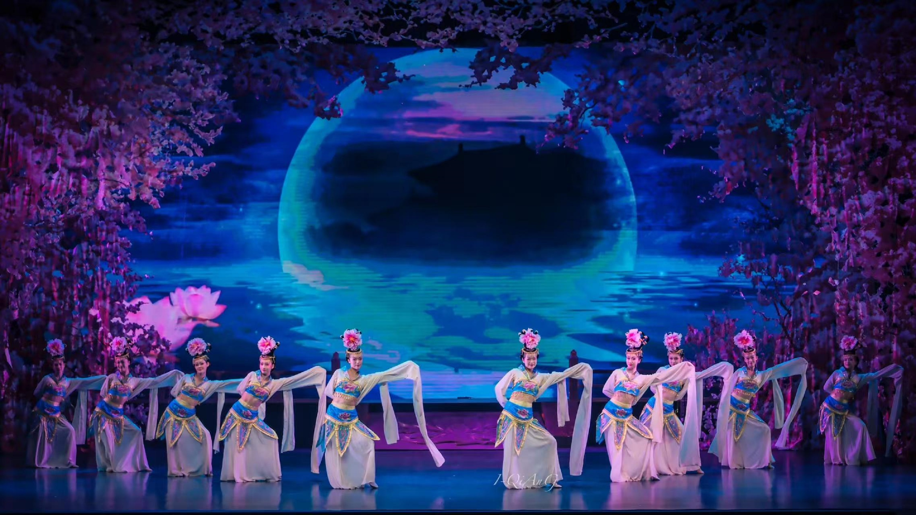 《白苧舞》遠在晉代就見於記載的一種民間舞蹈,至唐代更為盛行,舞者長袖均用白色苧麻縫製,翩翩起舞時長袖敏捷飄搖之妙恰似彩雲追月,優美典雅,故名《白苧舞》 《白苧舞》遠在晉代就見於記載的一種民間舞蹈,至唐代更為盛行,舞者長袖均用白色苧麻縫製,翩翩起舞時長袖敏捷飄搖之妙恰似彩雲追月,優美典雅,故名《白苧舞》