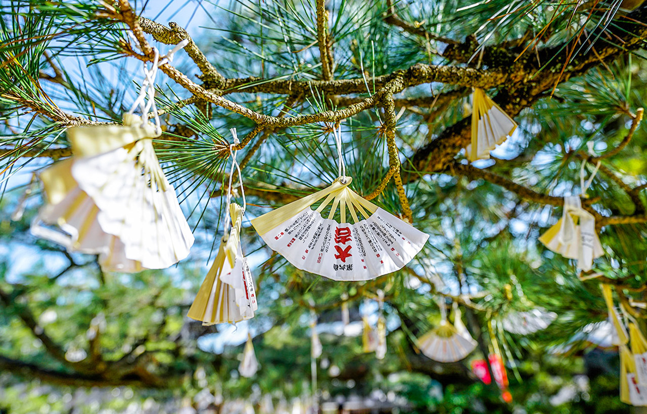 扇子形狀的籤詩，扇子倒掛起來的話，扇面由細變寬，有漸入佳境之意