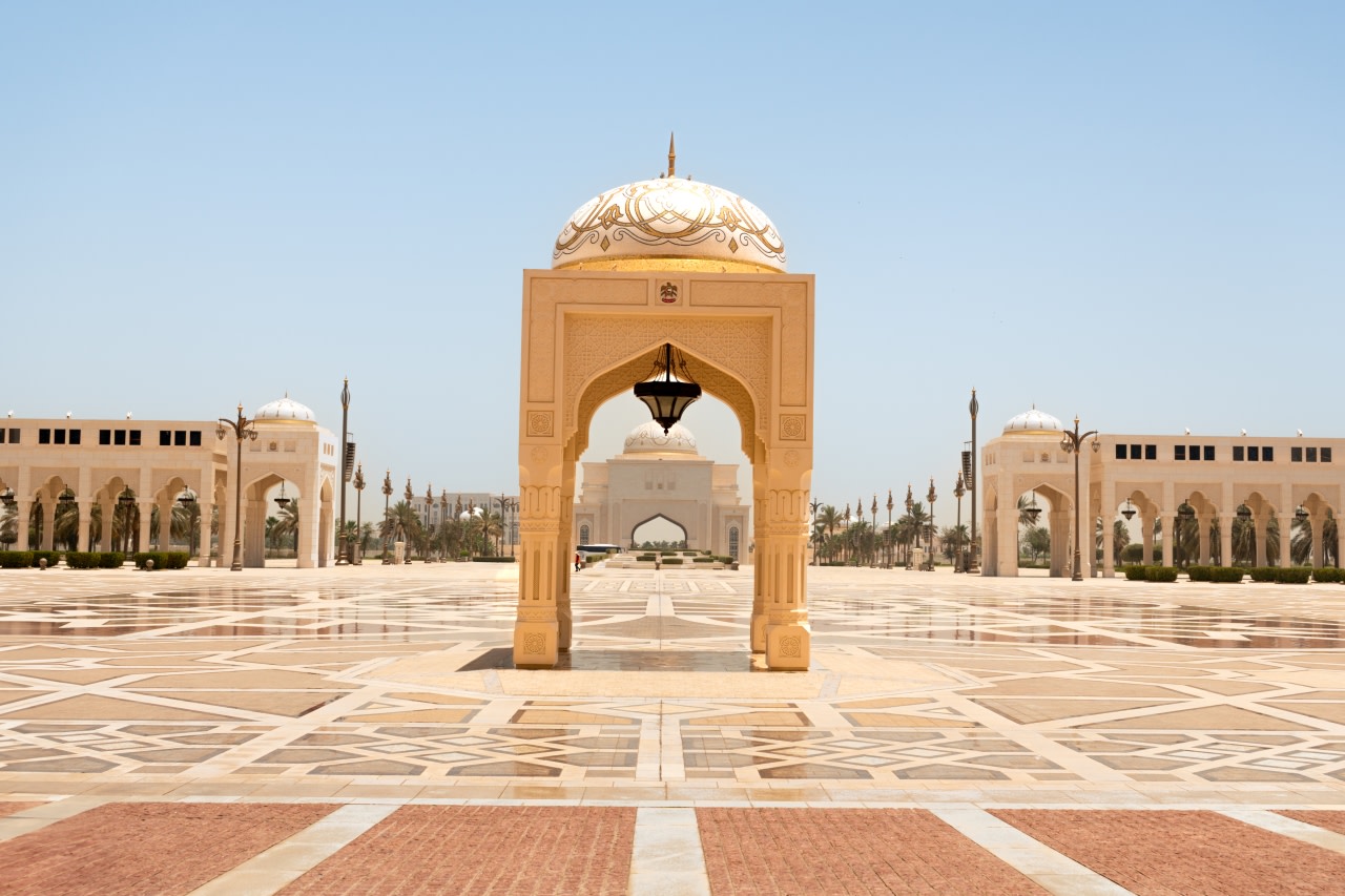 探索宏偉宮殿的壯麗庭院，那裡傳統建築和藝術隨處可見