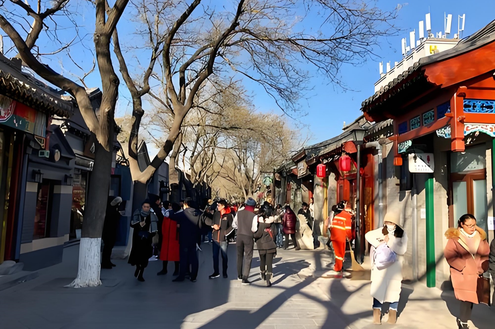 There are many Beijing-style delicacies and celebrity residences around Shichahai.
