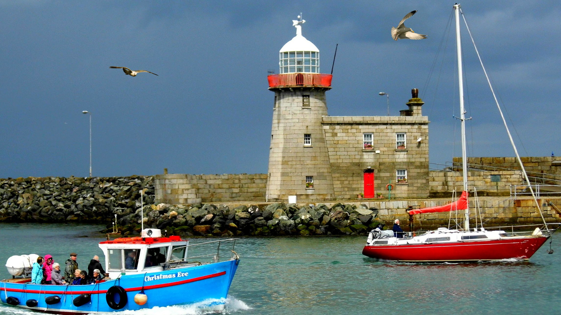Snap a photo of the iconic lighthouse guarding Howth’s scenic fishing harbour