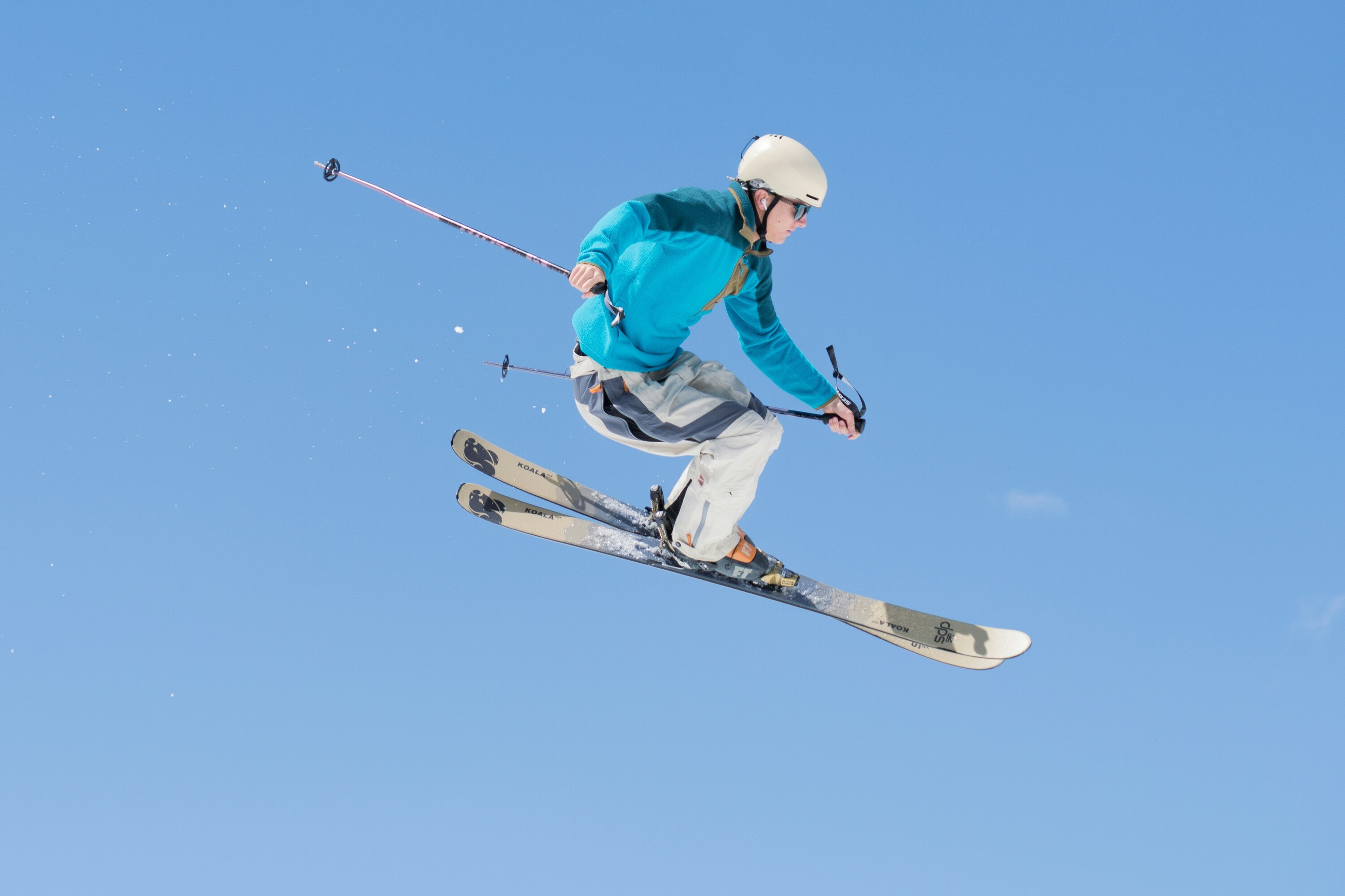 ❉ 雙板每一次跳躍,身體騰空而起,雪花在腳下炸開,風在耳邊呼嘯。 ❉ 雙板每一次跳躍,身體騰空而起,雪花在腳下炸開,風在耳邊呼嘯。