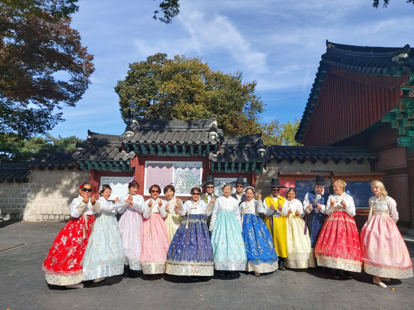 今天，我們將前往全州韓屋村，這裡有超過800座傳統韓屋。全州韓屋村以其與現代城市迷人的對比而聞名，讓您彷彿回到了過去。選擇一套韓服，創造難忘的體驗吧！