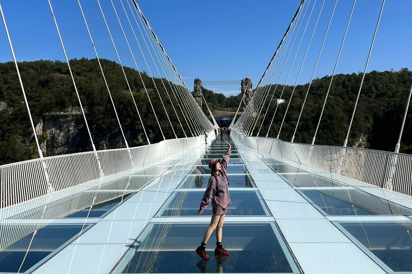 張家界大峽谷玻璃橋：位於兩個高山峽谷之間，是一座大型山谷懸索橋。橋長 375 米，寬 6 米，橋面距谷底相對高度約 300 米，創造了 10 項 “世界之最”。