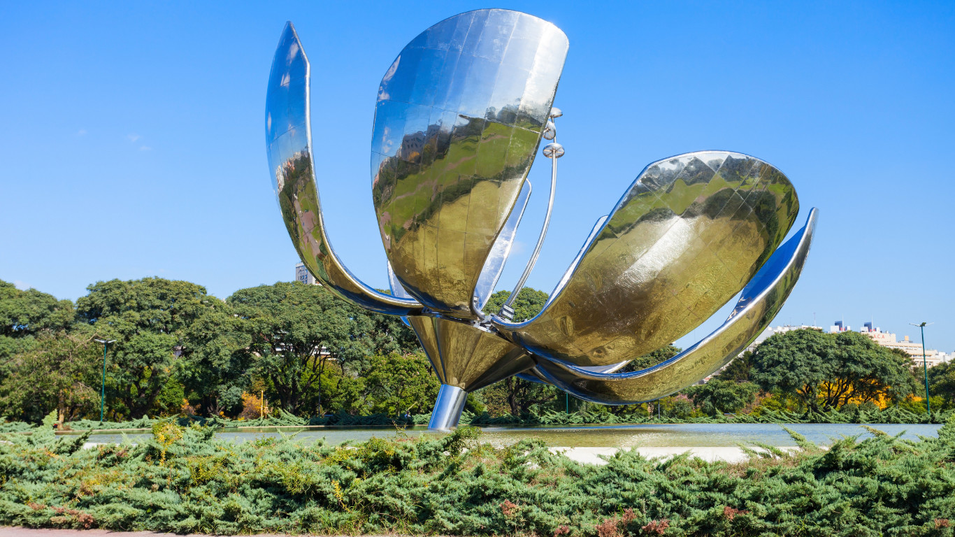 Floralis Generica 的花瓣會隨著日出開啟，日落閉合，這歸功於其液壓系統和光電感應裝置，儘管有時也會因強風而閉合。

