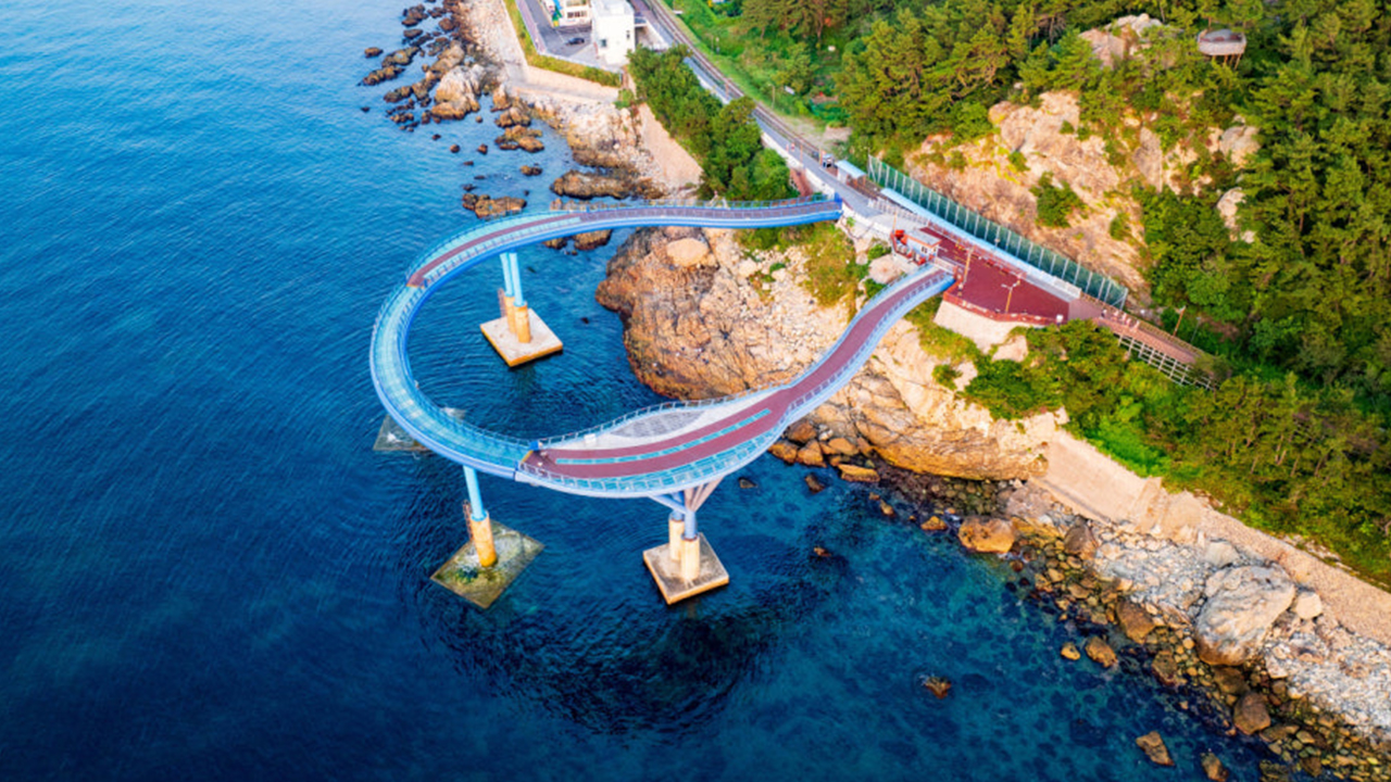 漫步在玻璃天空步道上，彷彿凌駕於海浪之上，感受腳下浩瀚大海帶來的刺激與震撼。