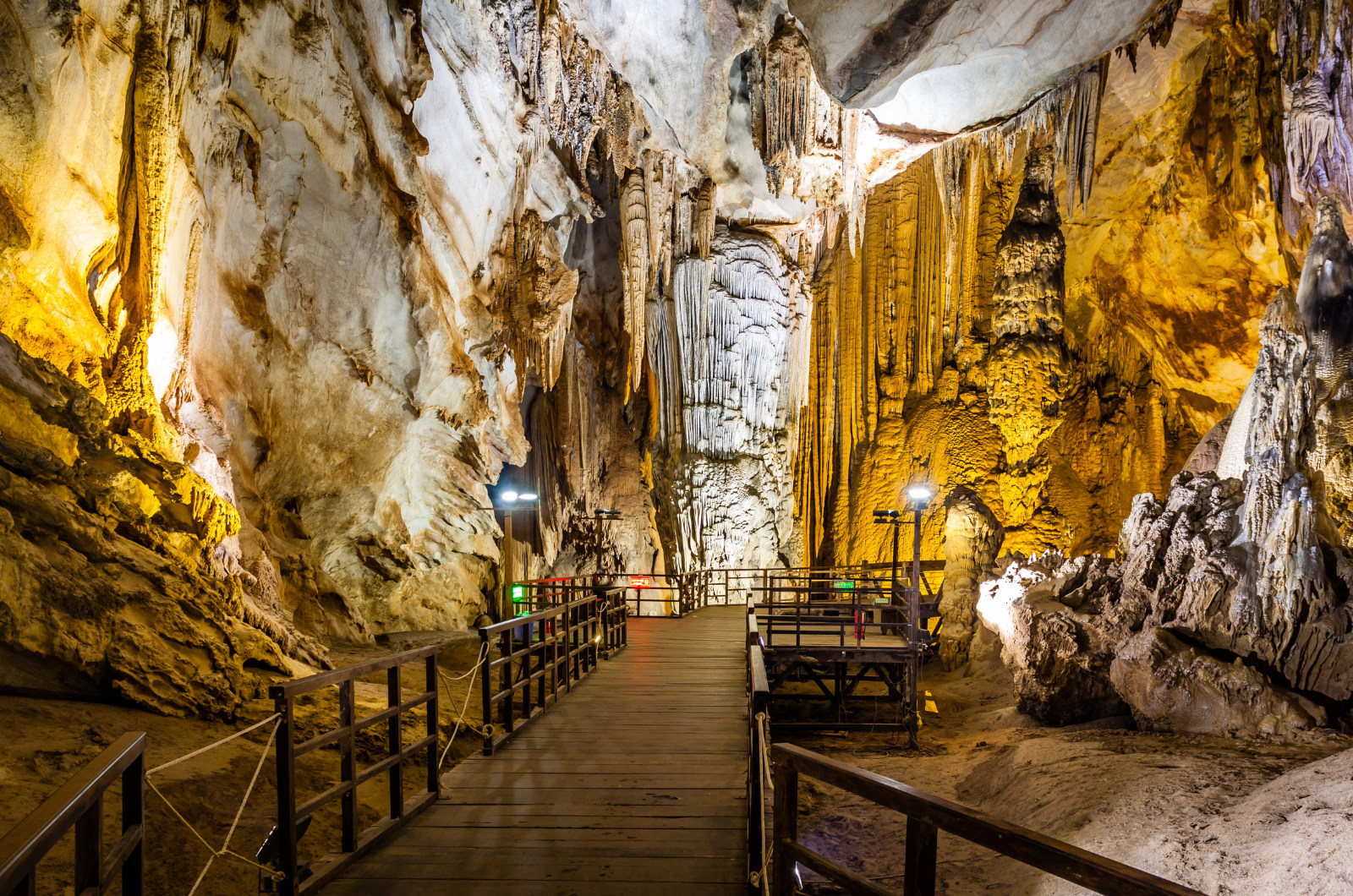 Dong Hoi & Phong Nha: Paradise Cave & DMZ Full-Day Tour