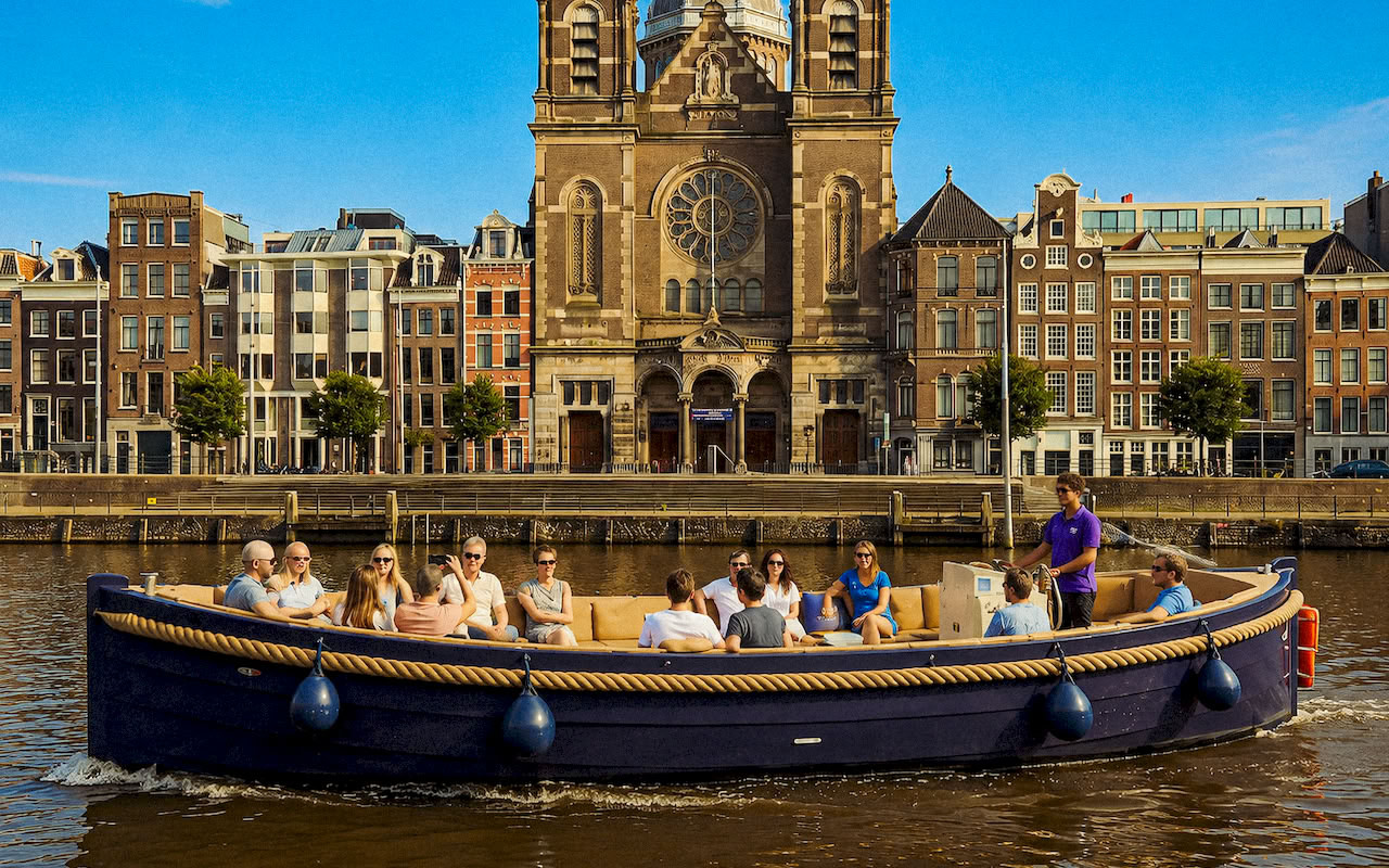 Amsterdam Luxury Afternoon Canal Cruise with Moco Museum Experience
