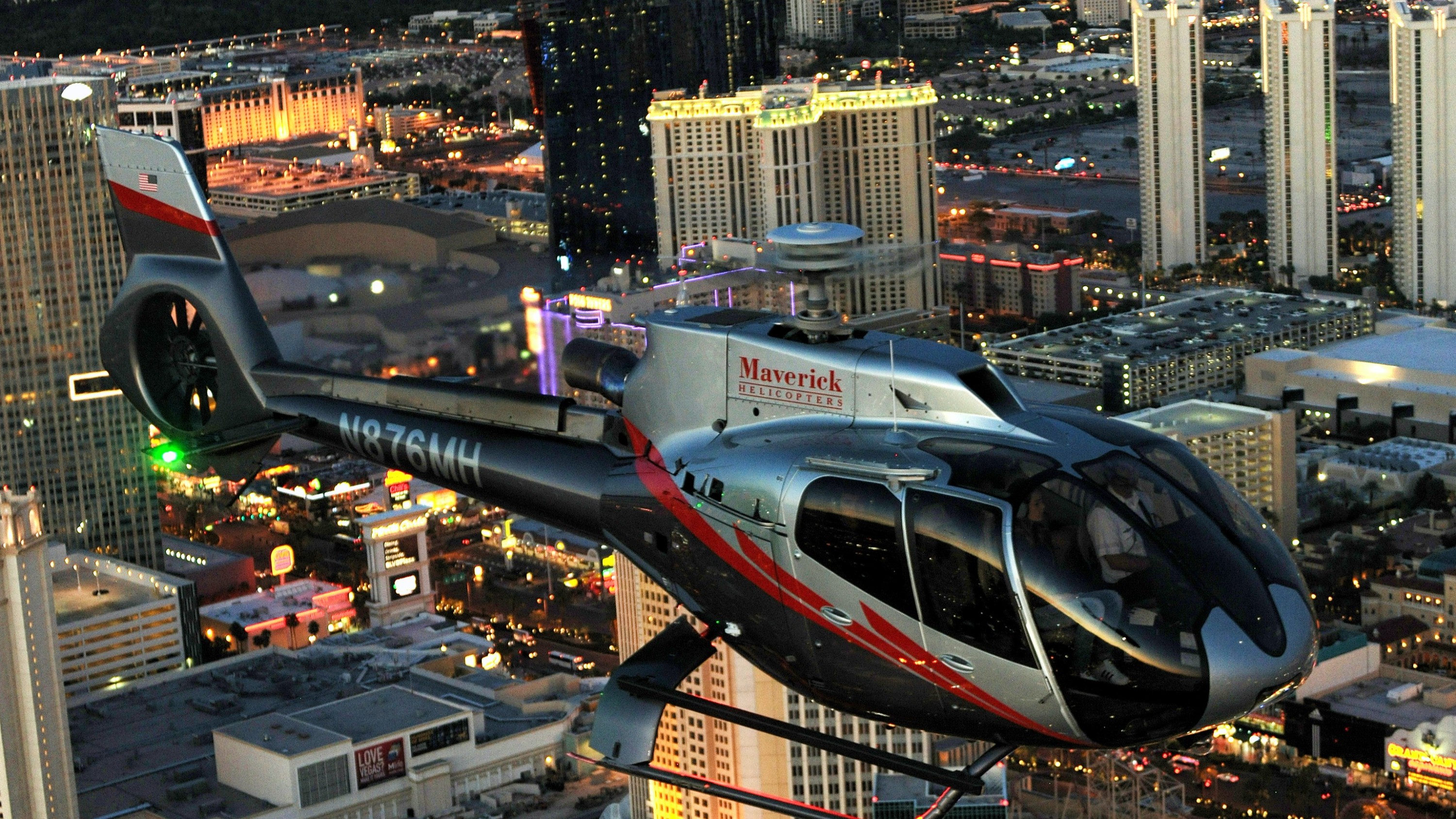 夜幕降臨後，從空中鳥瞰燈火輝煌的賭城大道，盡享璀璨奪目的高空美景。