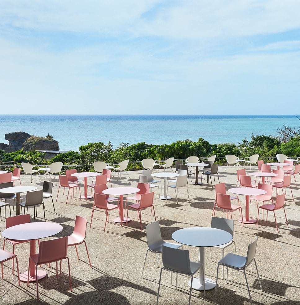 【BANTA CAFE by 星野集團】日本國內最大規模的海景咖啡廳之一。可將遼闊海景與水平線盡收眼底，是沖繩人氣打卡景點之一。