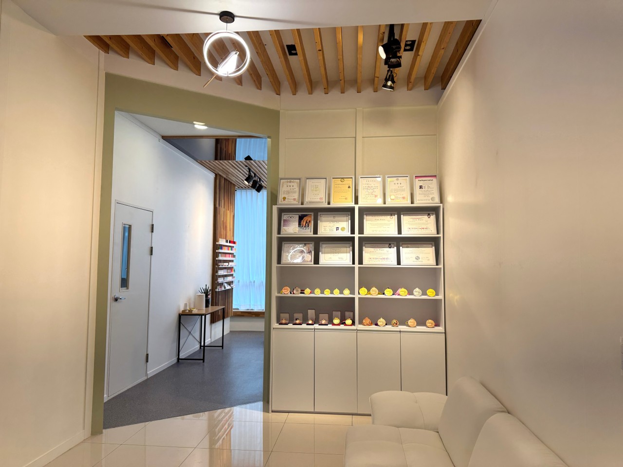 寬敞、潔淨又靜謐,讓您盡情享受的美甲體驗就在這裡。 寬敞、潔淨又靜謐,讓您盡情享受的美甲體驗就在這裡。