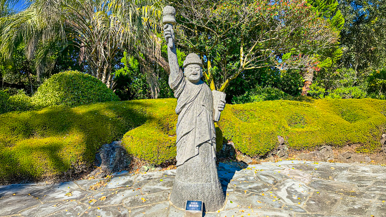 在「濟州」這處靜謐的避世之所，花園、雕塑與火山地貌完美融合，交織出獨特的魅力。