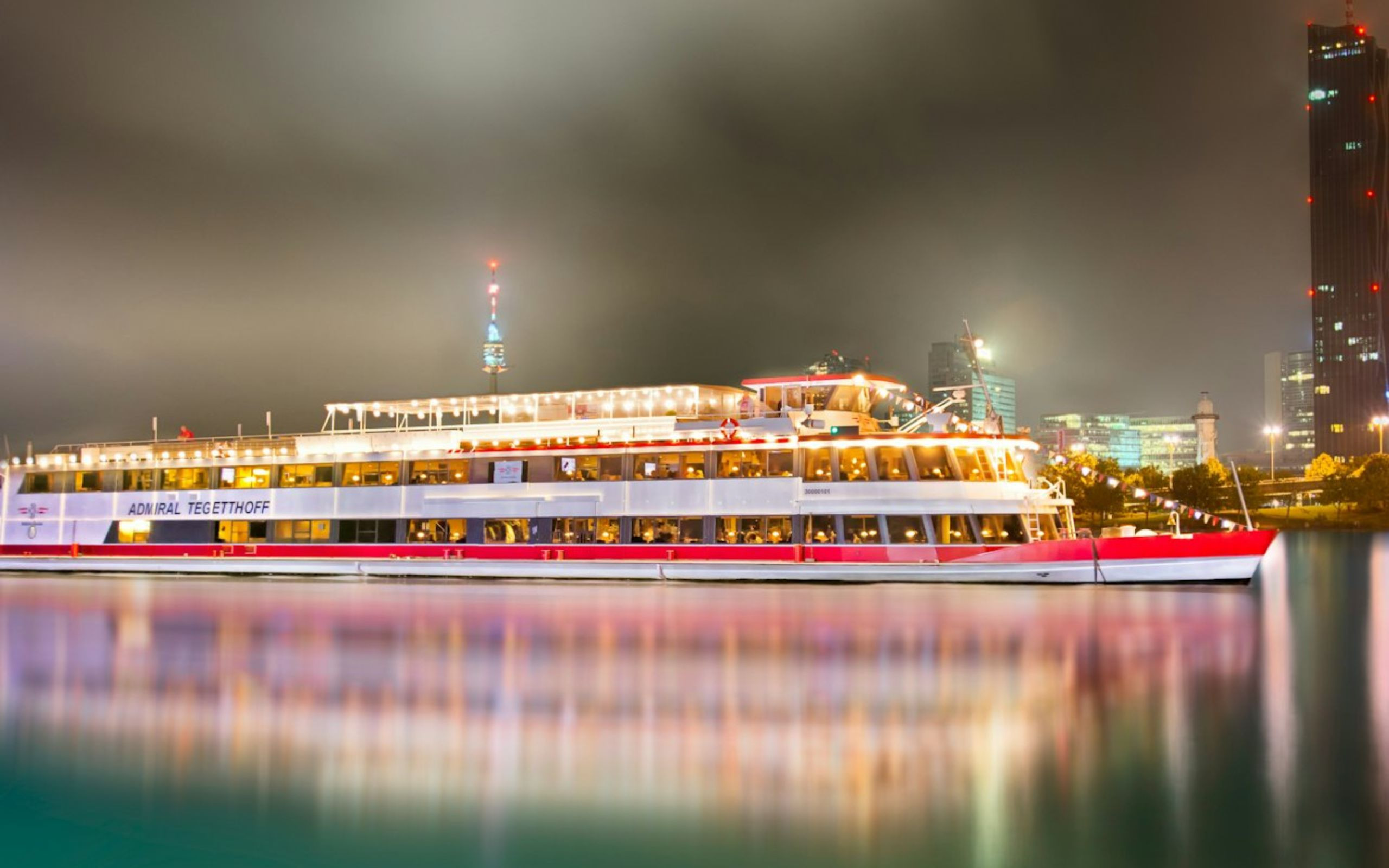 Dinner Cruise with Heurigen Buffet and Live Music in Vienna