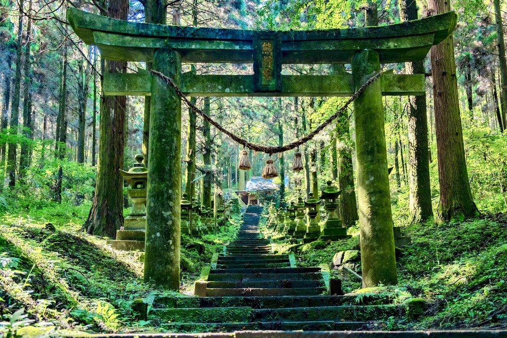 上色見熊野座神社以神秘幽深的石階與巨大的「穿戶岩」著稱,被視為阿蘇最具靈氣的能量景點。苔綠覆蓋的參道寧靜莊嚴,是感受自然與信仰力量的隱世秘境。 上色見熊野座神社以神秘幽深的石階與巨大的「穿戶岩」著稱,被視為阿蘇最具靈氣的能量景點。苔綠覆蓋的參道寧靜莊嚴,是感受自然與信仰力量的隱世秘境。