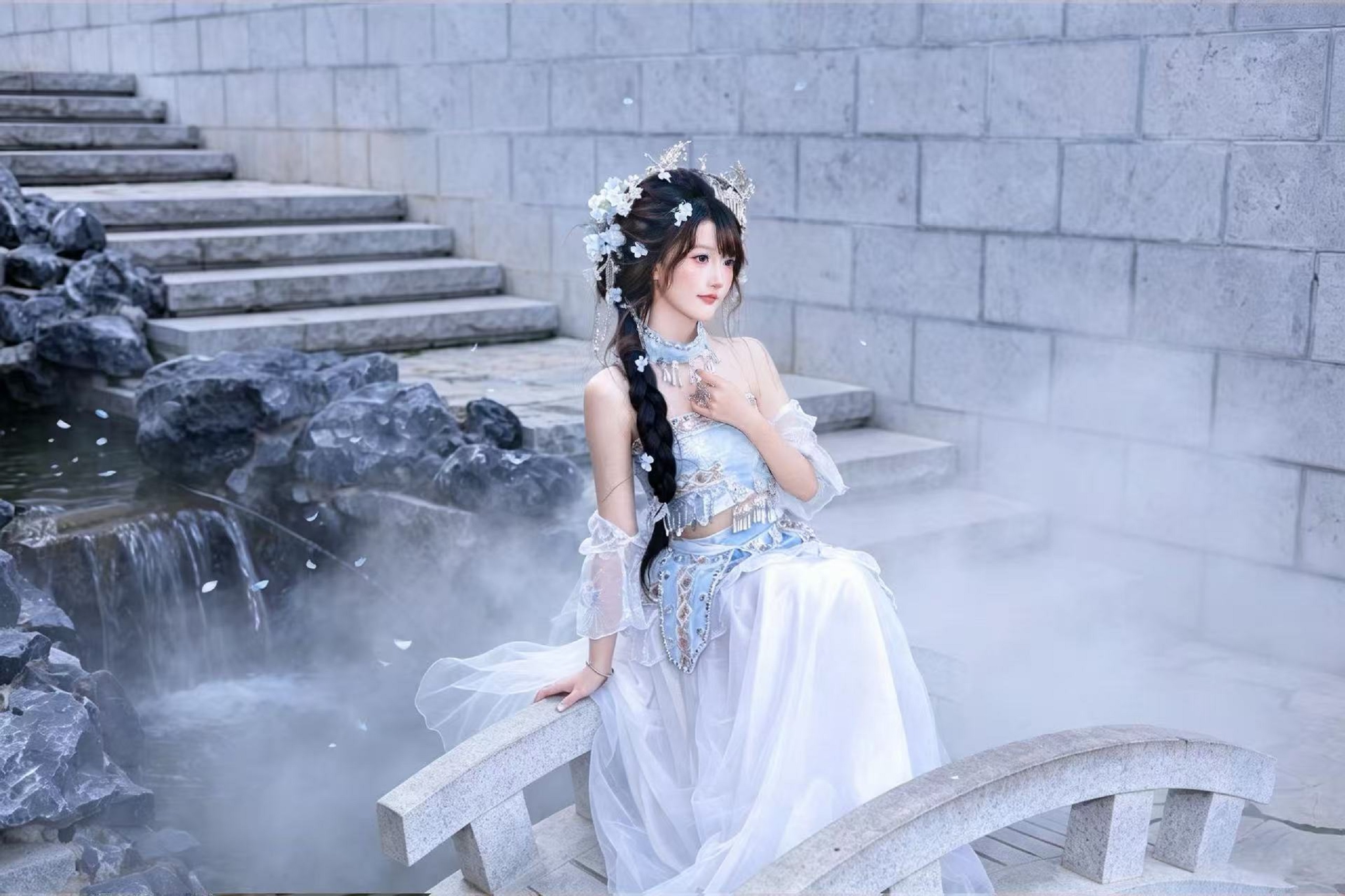 淺藍仙氣古風服飾，坐於石橋，流水薄霧，宛若山間精靈
