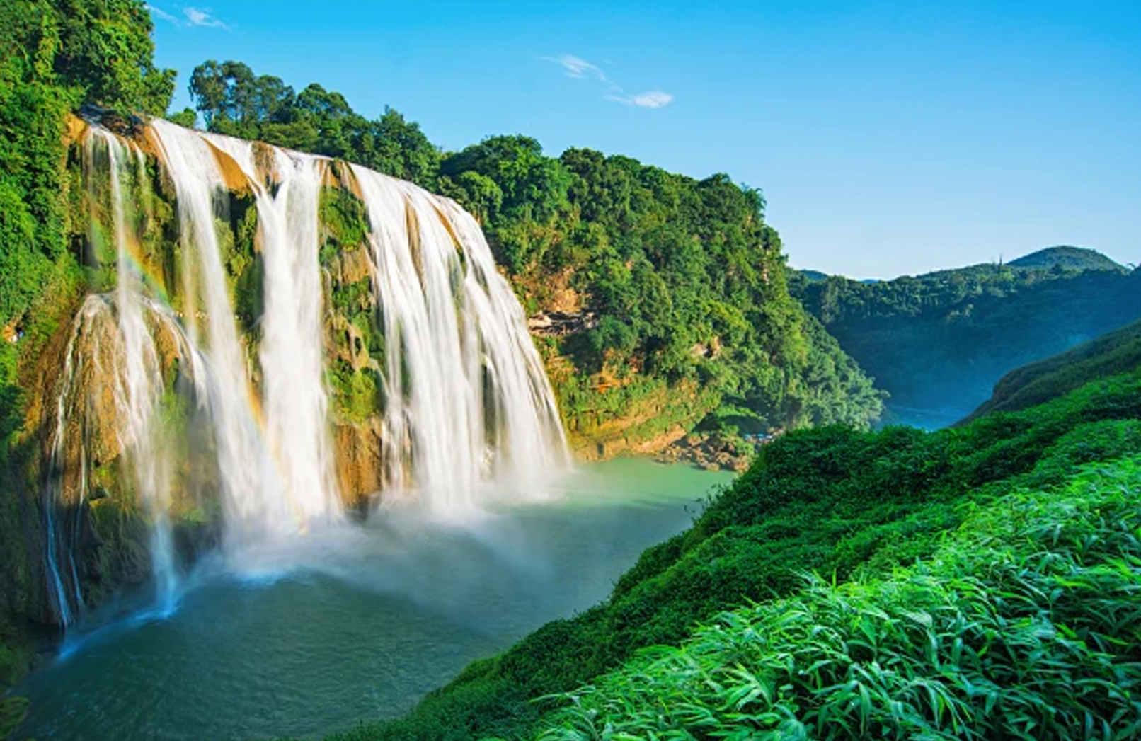 黃果樹瀑布，由眾多的瀑布共同組成一個變化多端、形態各異的瀑布群