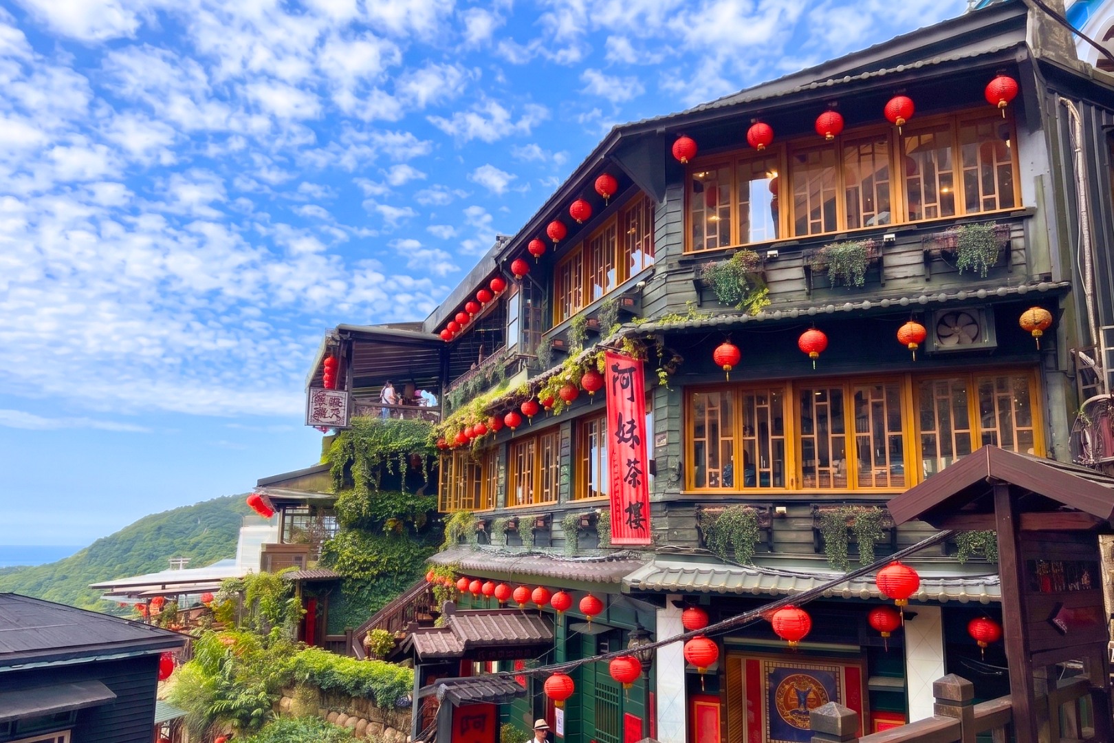 九份老街以紅燈籠、茶樓聞名，懷舊街巷充滿山城魅力，漫步其中可品茗賞景、嚐遍芋圓等在地美食。（九份十分方案）