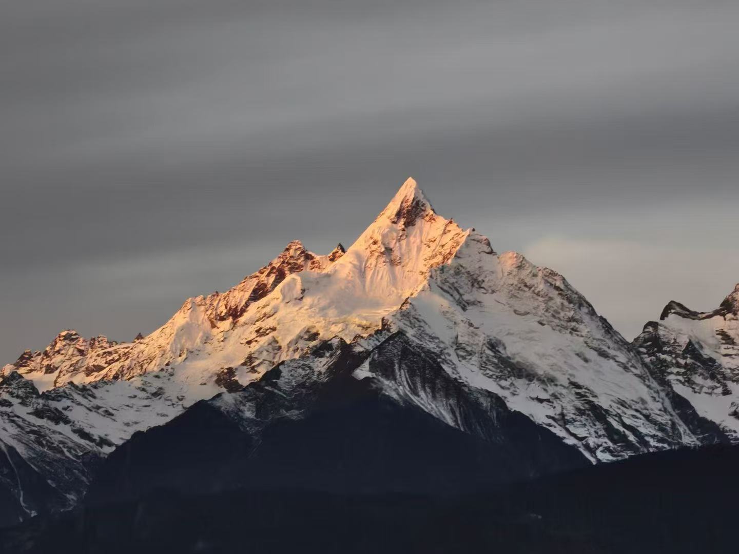 D5 View the Golden Mountain in Meili from the hotel (depending on the weather on the day) - Choose one of Pudacuo National Forest Park or Tiger Leaping Gorge - Airport transfer in Shangri-La or Lijiang (flights after 16:00 are recommended) (about 350KM/5H