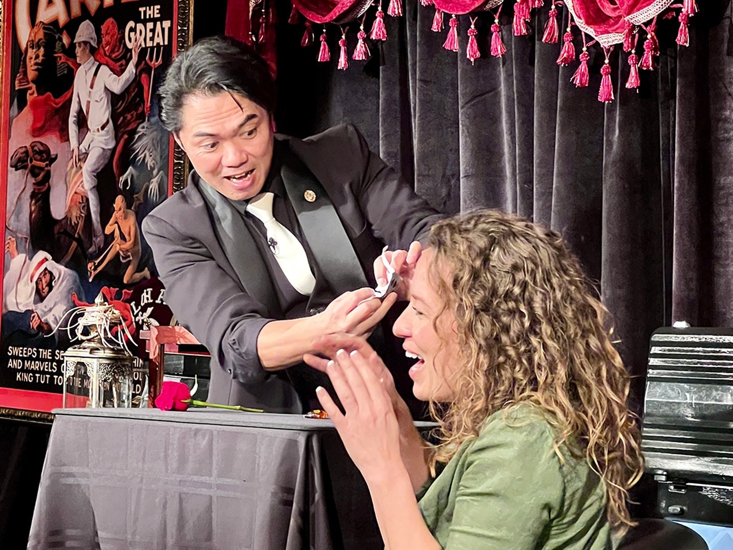 親眼見證魔術師以令人難以置信的幻術和精湛的手法,讓現場觀眾驚嘆連連 親眼見證魔術師以令人難以置信的幻術和精湛的手法,讓現場觀眾驚嘆連連