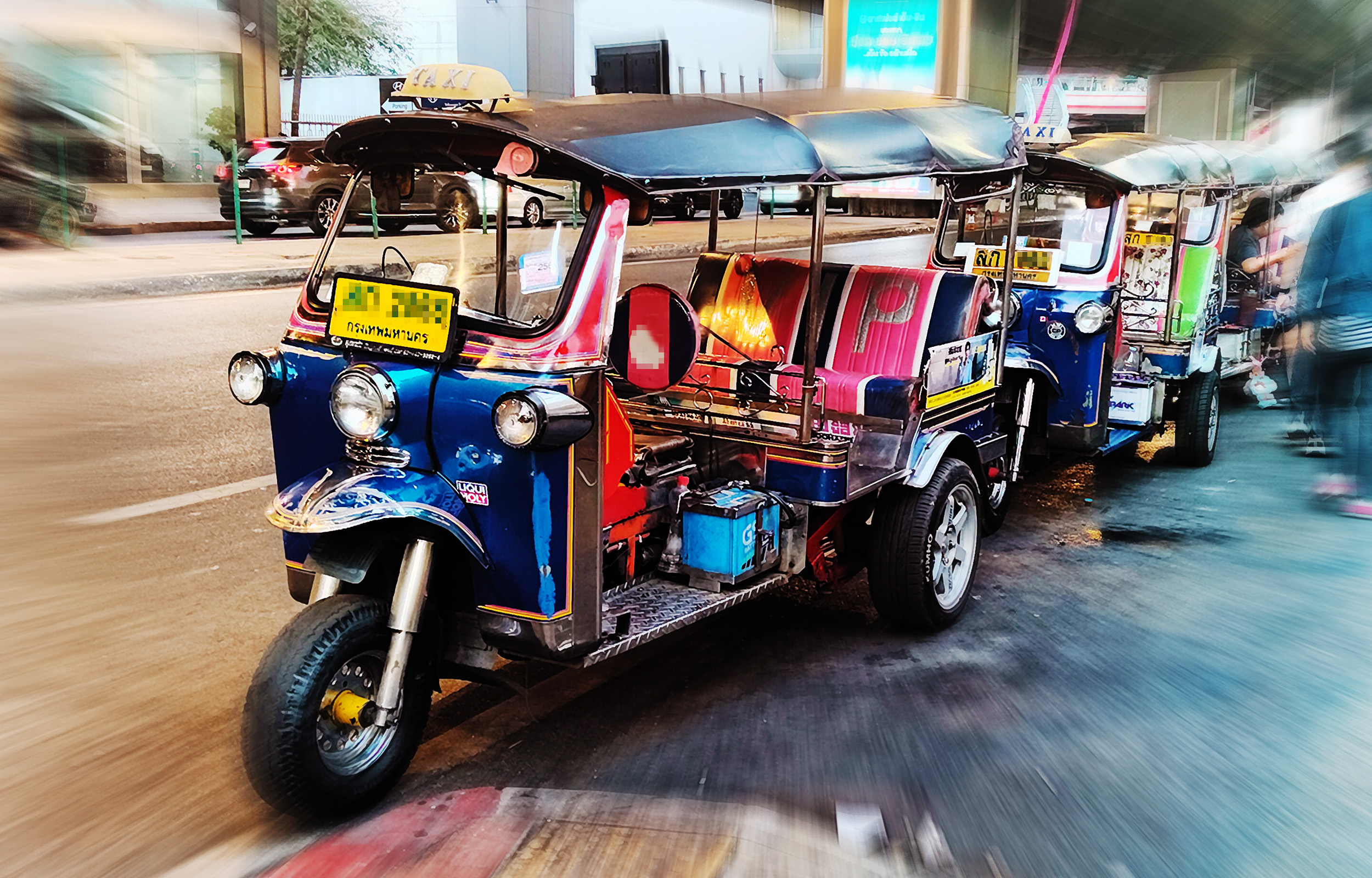Bangkok Giant Swing Night Half-Day Private Tuk-Tuk Tour with Local Food