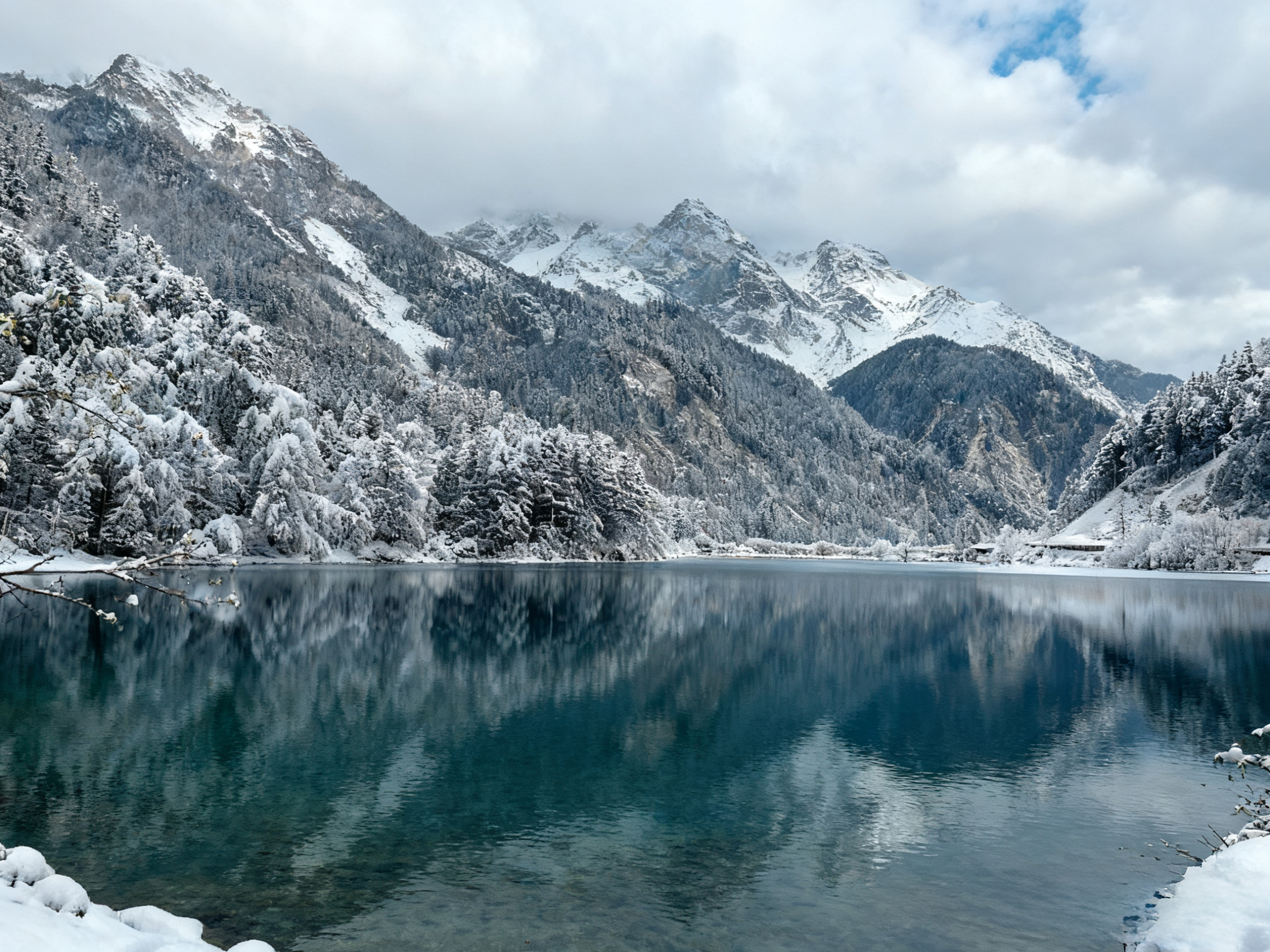 景區內有五彩斑斕的湖泊、氣勢磅礴的瀑布、原始森林等景觀，被譽為童話世界