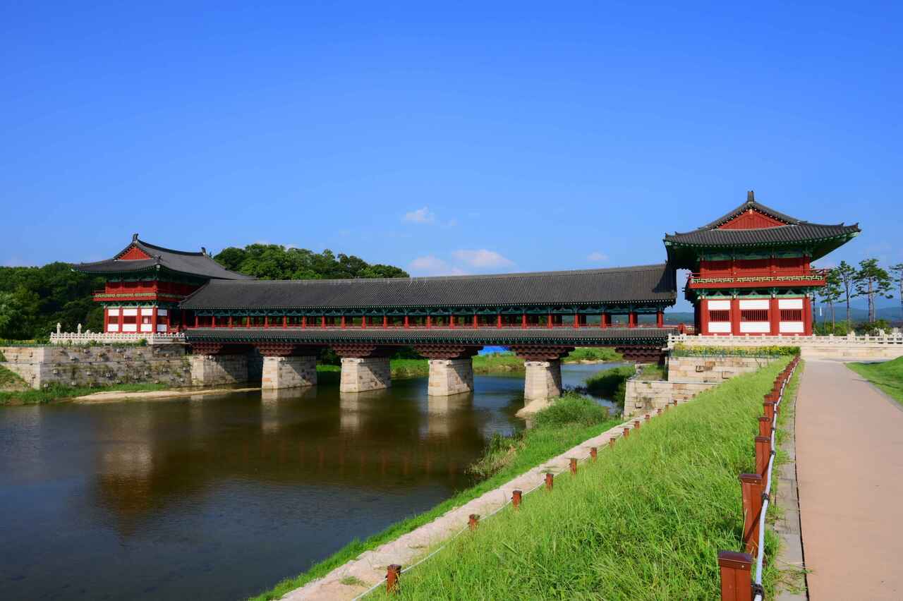 月精橋:欣賞月精橋宏偉的木造建築,這座令人驚嘆的新羅時代地標,在寧靜的河面上倒映出美麗的景色。 月精橋:欣賞月精橋宏偉的木造建築,這座令人驚嘆的新羅時代地標,在寧靜的河面上倒映出美麗的景色。